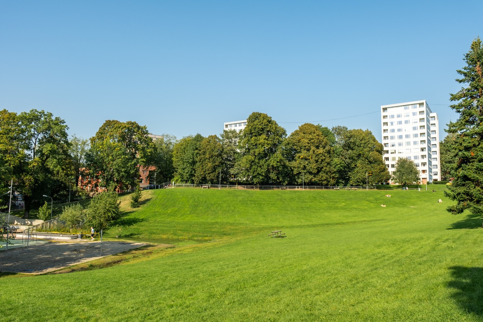 Selv om bydelen er mest kjent for et bredt kollektivtilbud, fine bygårder og lange handlegater, finner vi også store parkanlegg rett ved. Galleribilde