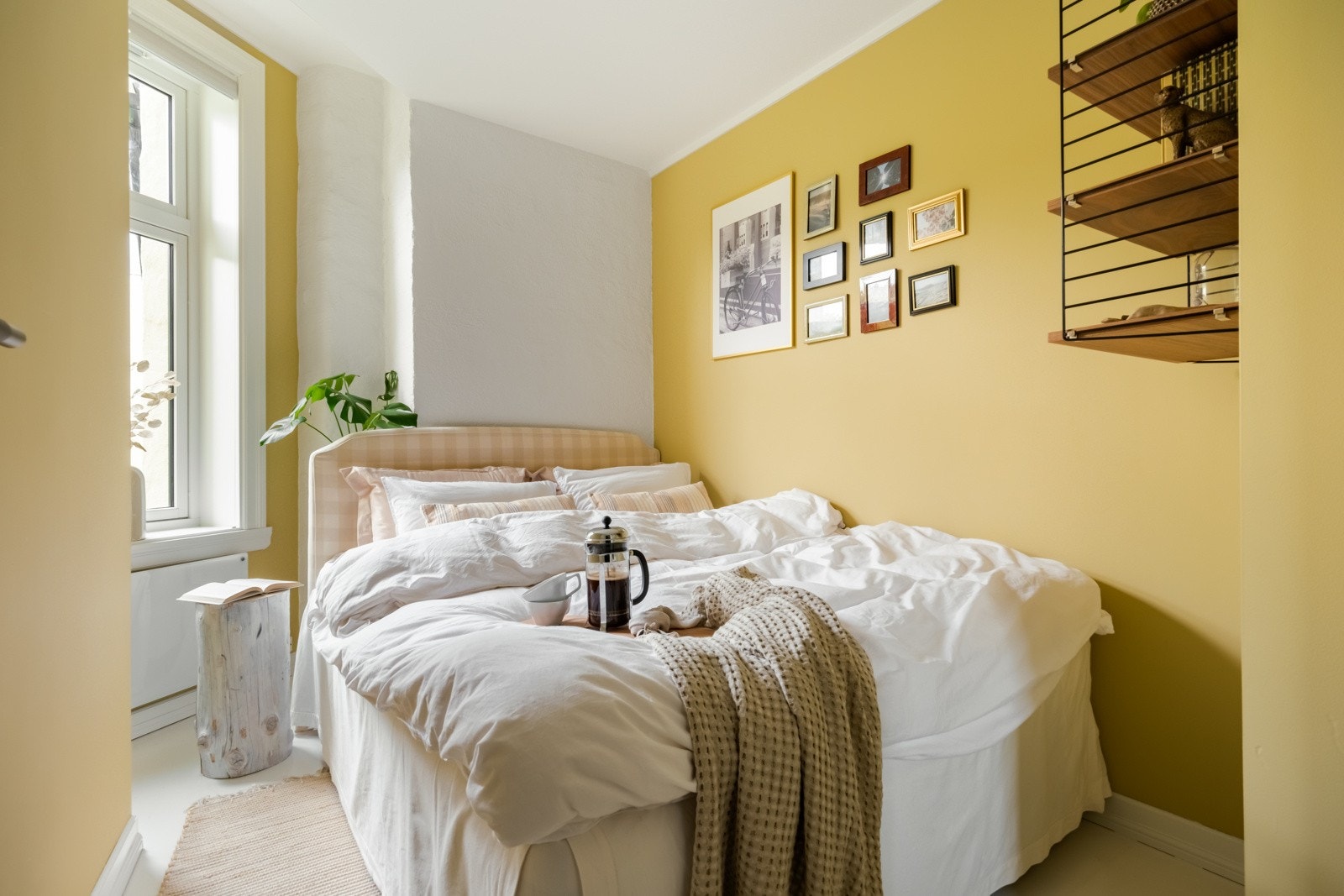 Rommet er av god størrelse, så her har du plass til dobbeltseng og et tilhørende nattbord. Galleribilde