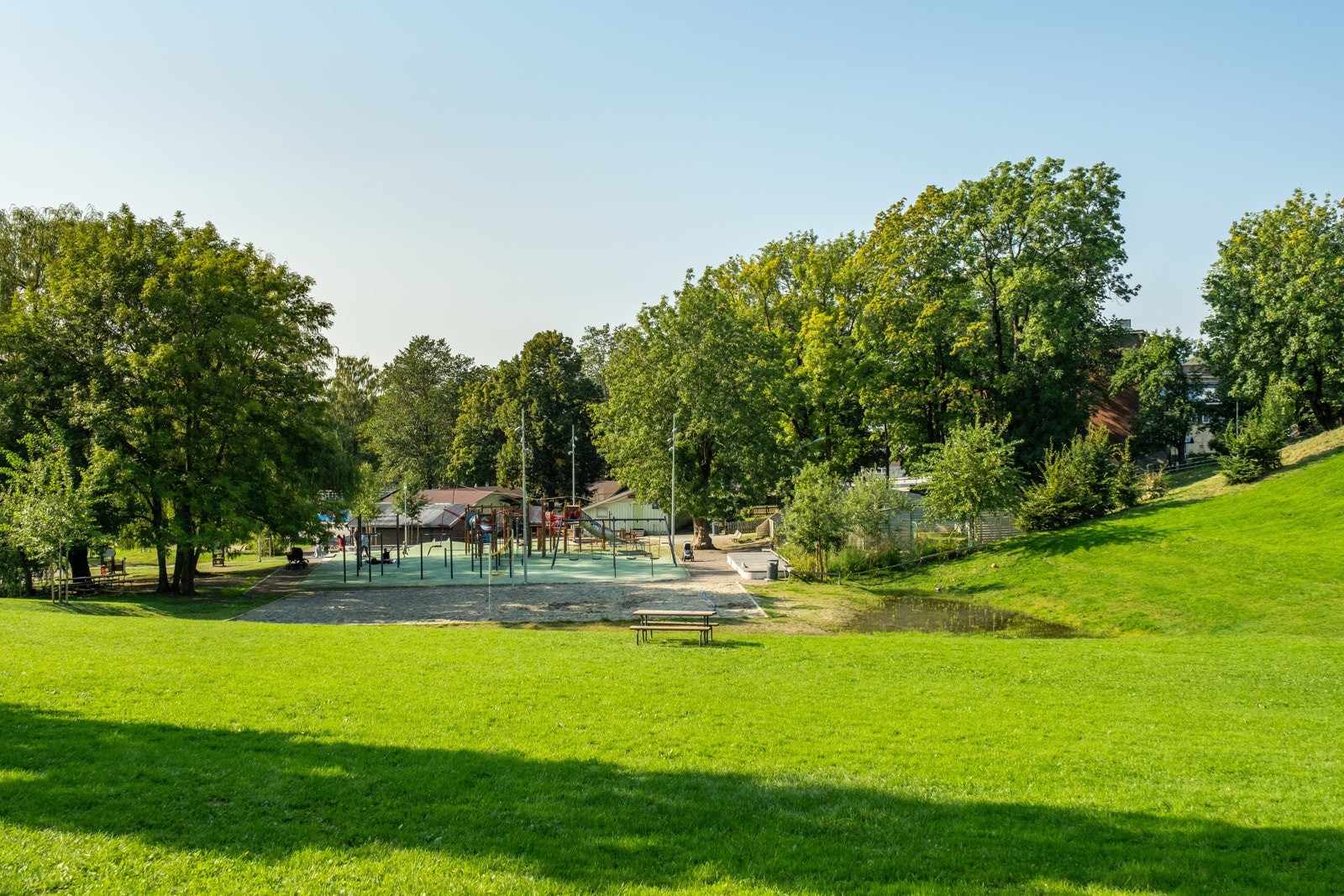 På Marienlyst er det volleyball- og fotballbane og lekeplass. Galleribilde