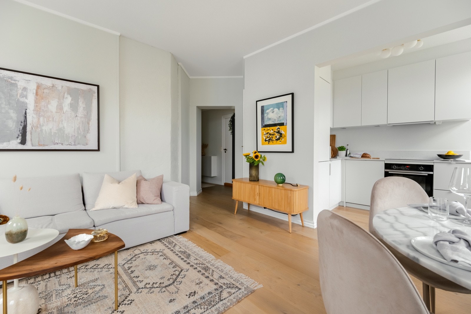 I 2019 ble det lagt nydelig én-stavs parkett i stue, kjøkken og entré. Galleribilde