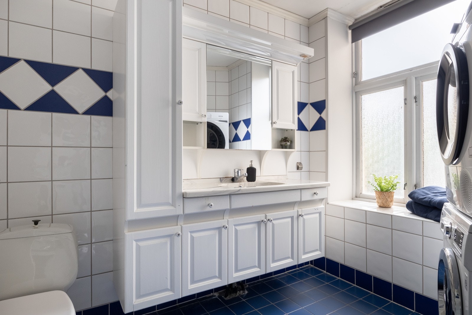 Helfliset baderom med gulvvarme og opplegg for vaskemaskin. Galleribilde