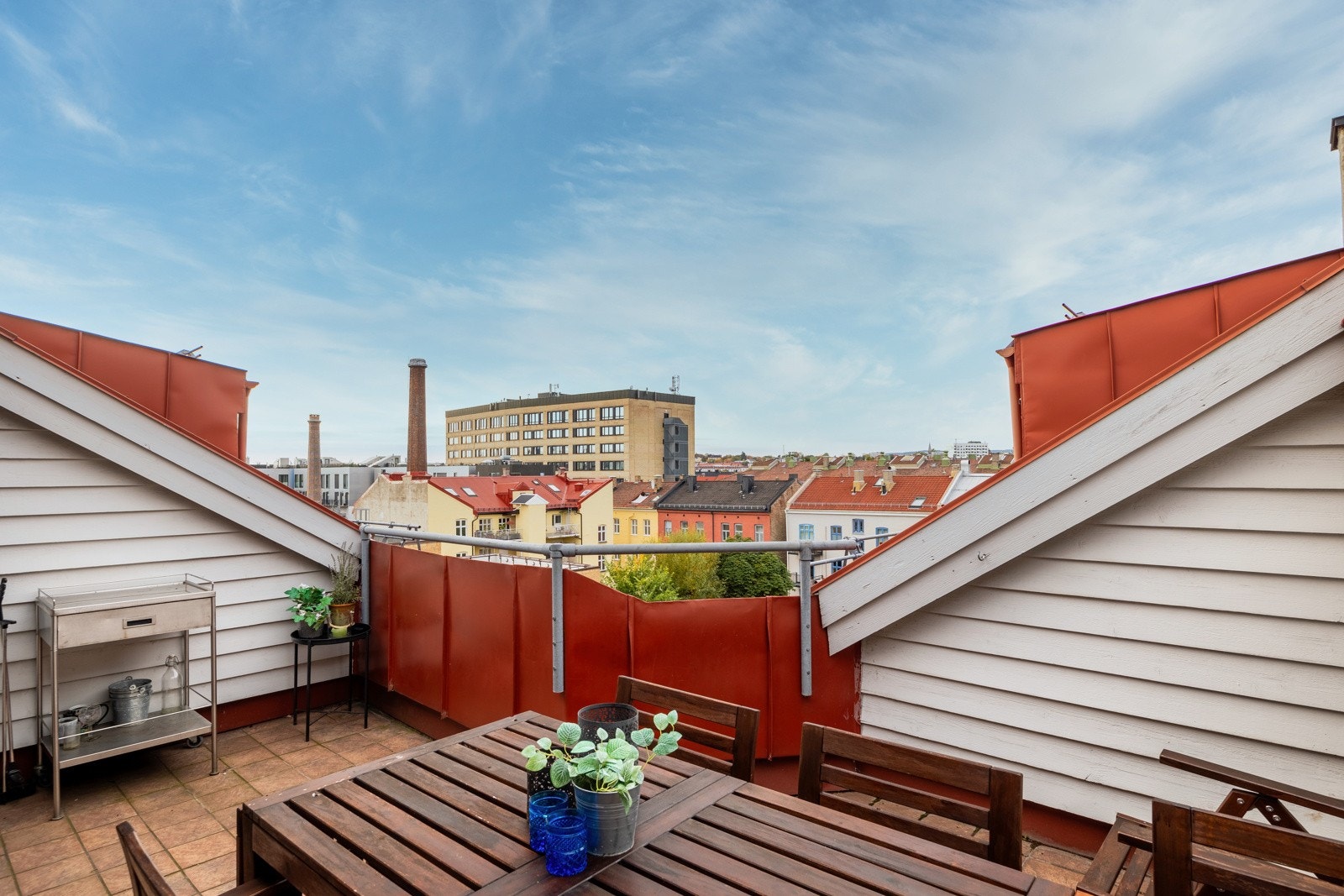 Felles, solrik takterrasse med grillmuligheter. Galleribilde