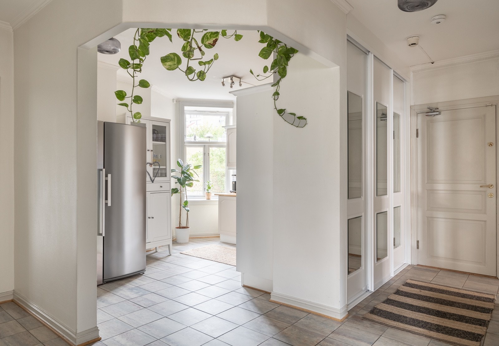 Flislagt entré og kjøkken, resterende rom er belagt med parkettgulv. Galleribilde