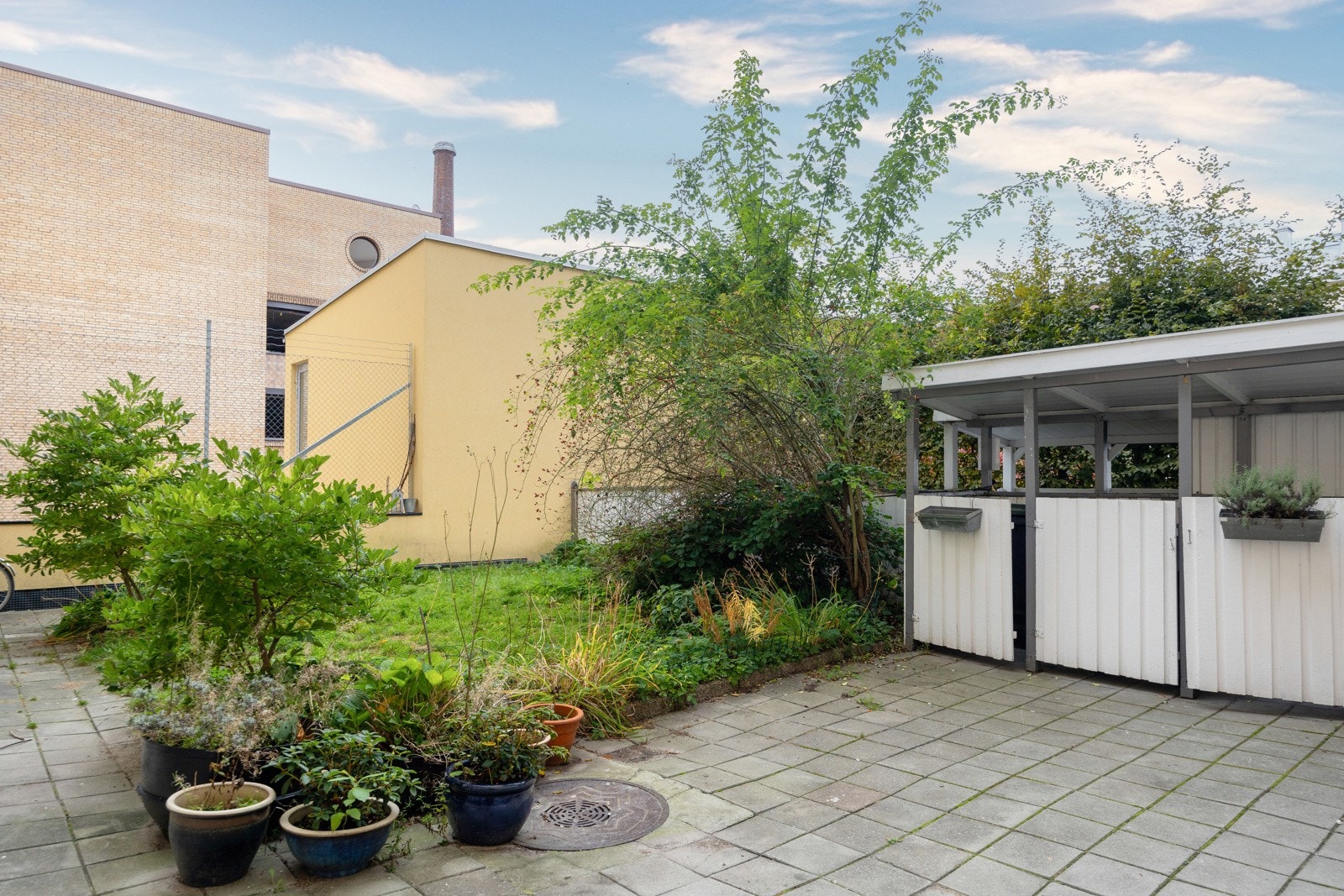 Felles, hyggelig bakgård. Galleribilde