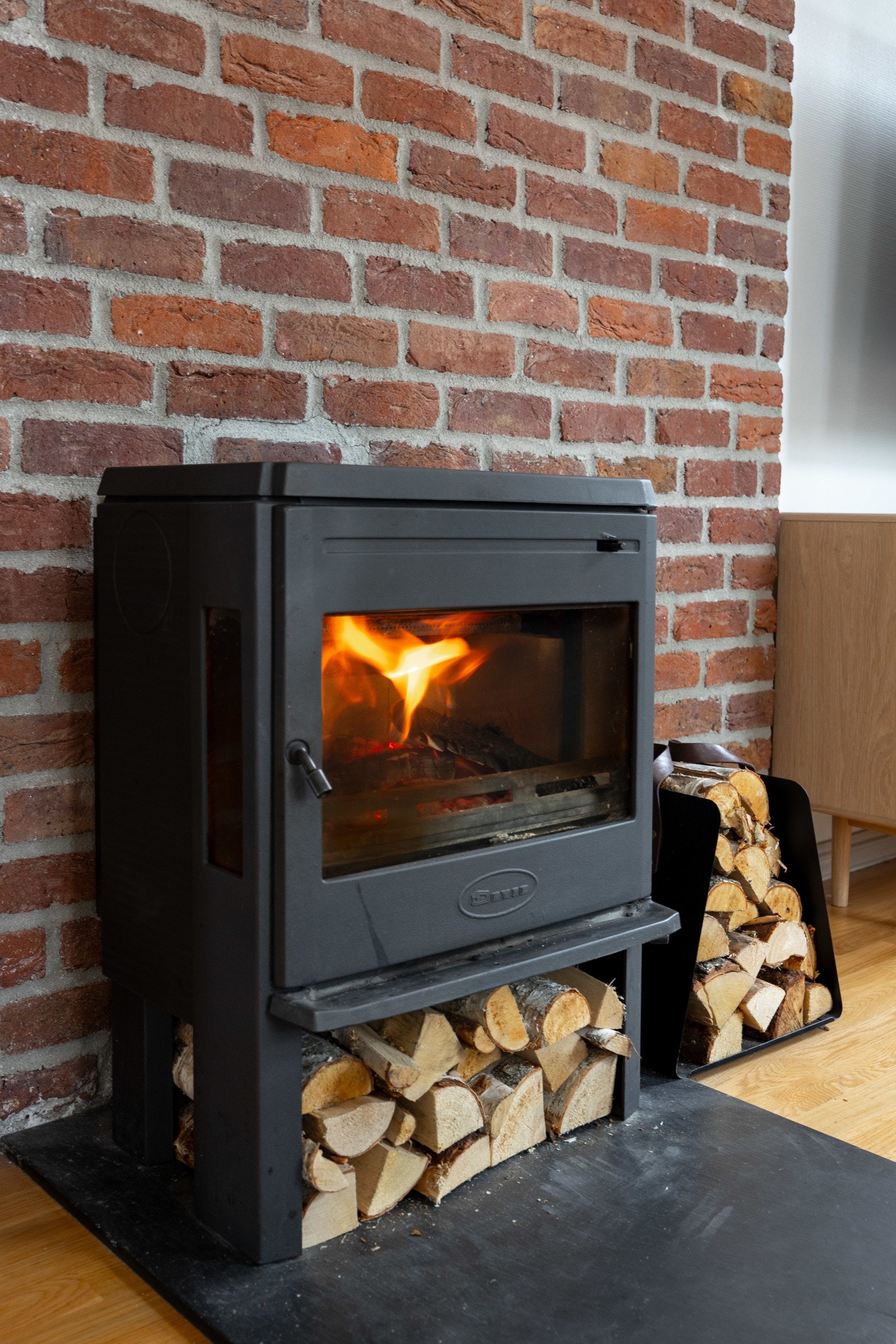 Peis i stue som skaper en behagelig varme på kalde høstkvelder. Galleribilde