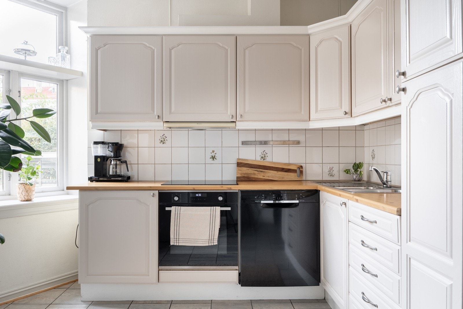 Kjøkken vendt mot rolig, hyggelig bakgård. Galleribilde