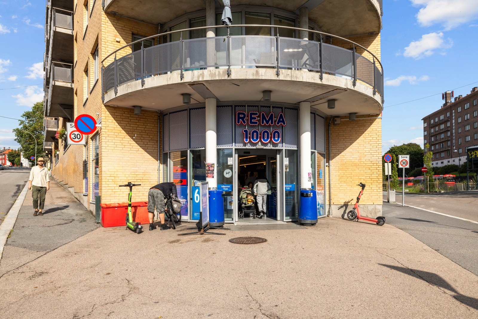 Rema 1000 ligger bare rett på andre side av gata Galleribilde