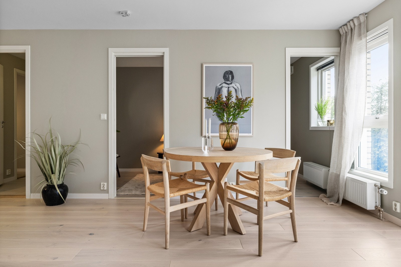 Det god plass til spisegruppe i stuen. Galleribilde