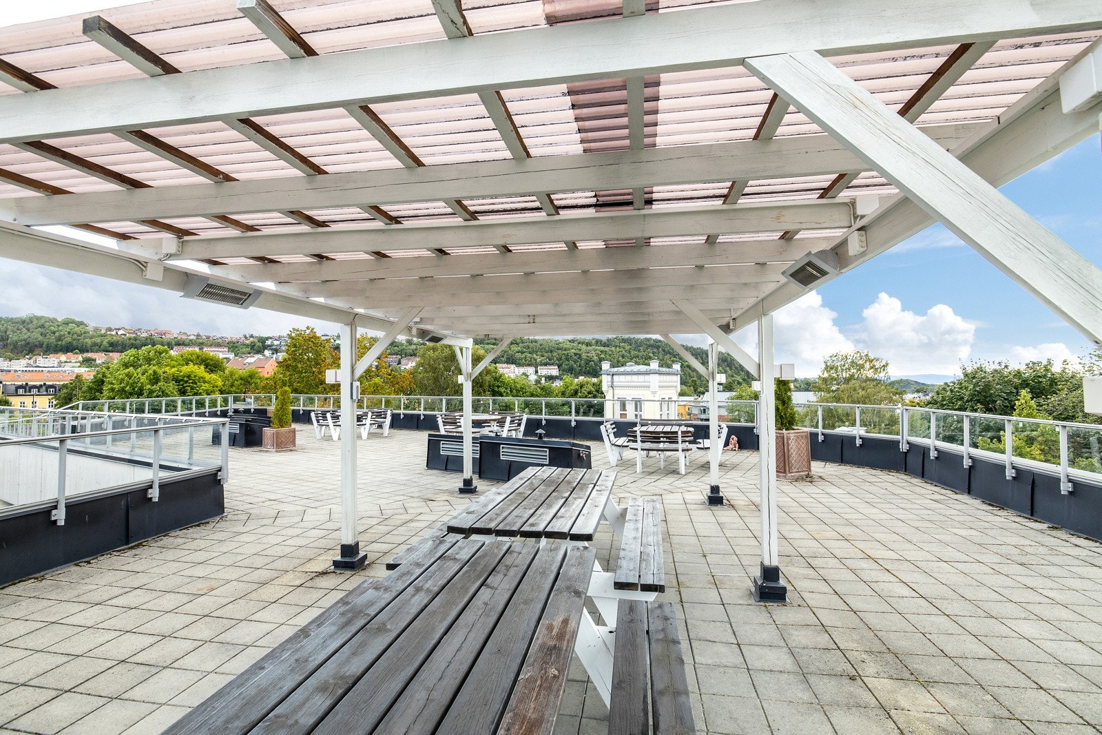 Det er flere sittegrupper oppe på takterrassen. Galleribilde