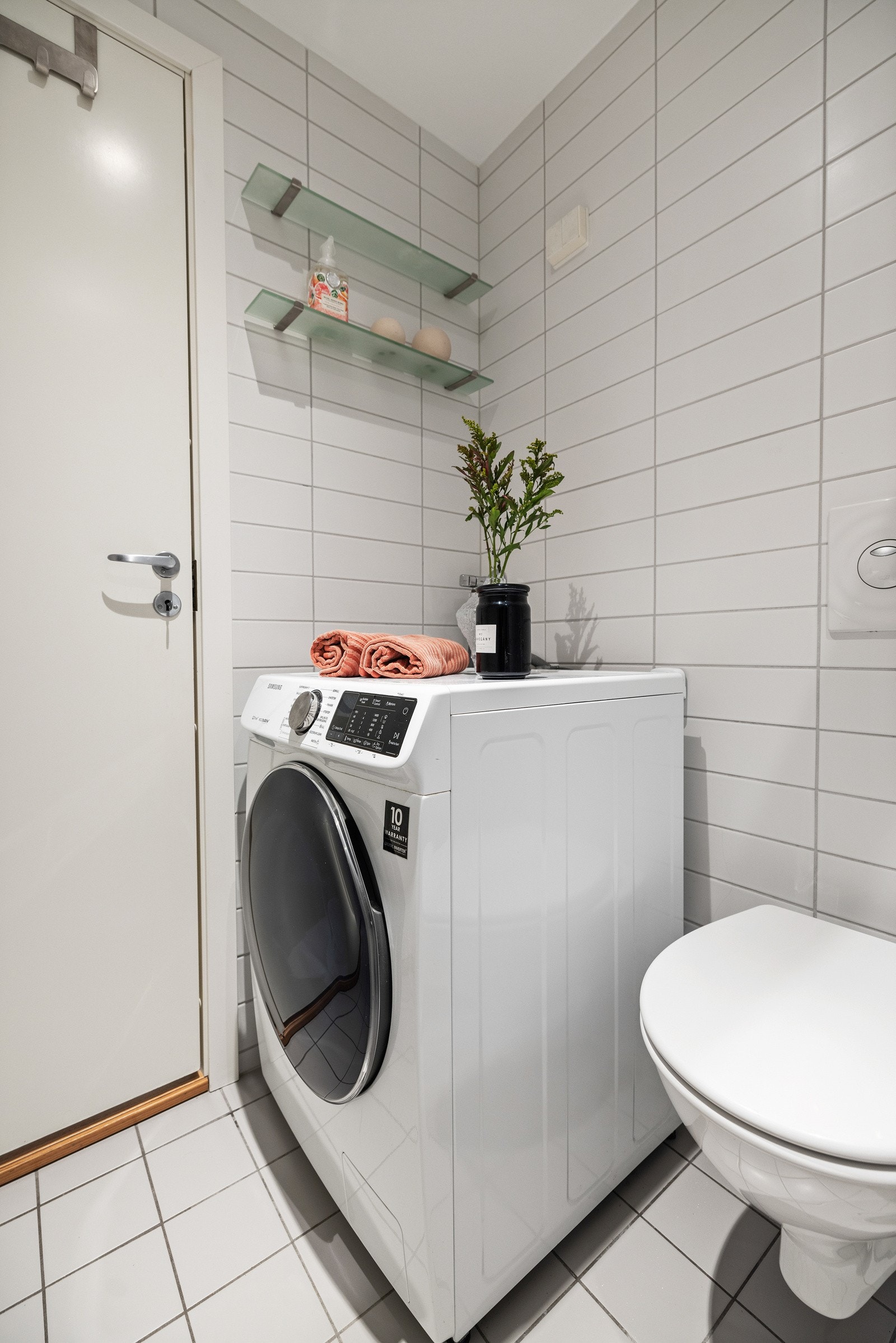 Det er opplegg for vaskemaskin på badet. Galleribilde