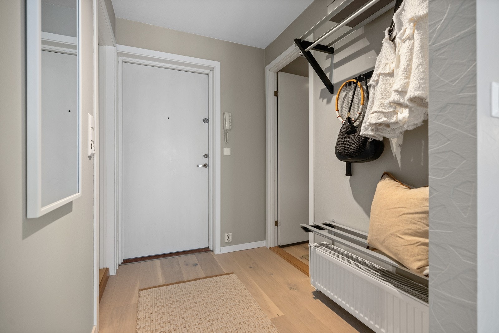 Det er god plass for avheng av yttertøy og sko. Galleribilde