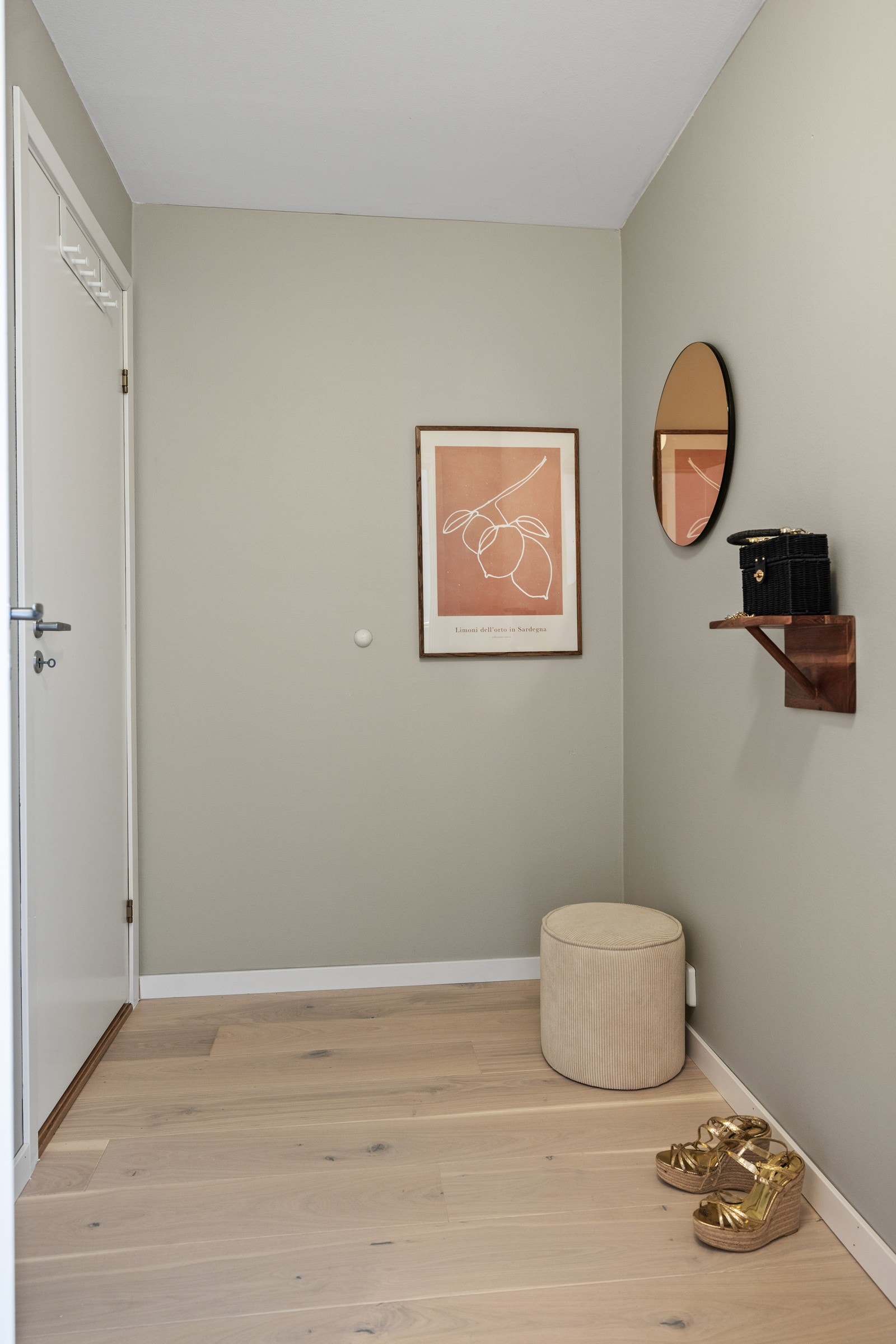Leiligheten har en innvendig garderobe som gir mye rom for oppbevaring. Galleribilde