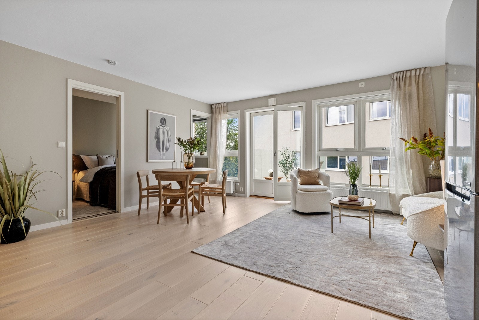 Stuen har store vindusflater som slipper inn rikelig med naturlig lys og skaper en herlig atmosfære. Galleribilde