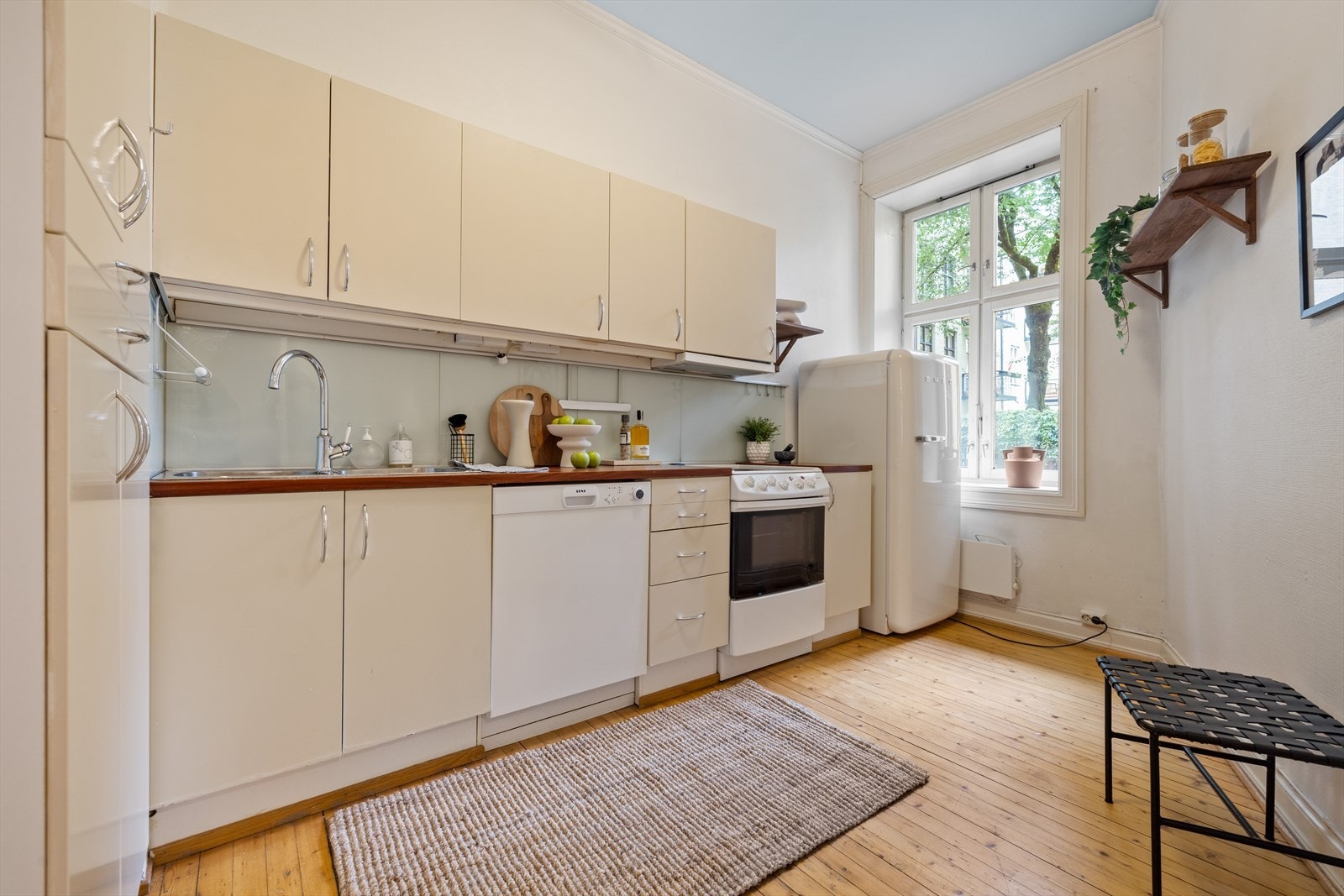 Separat kjøkken med glatte fronter. Foliert laminat benkeplate med oppvaskkum og ett greps svingbart blandebatteri. Galleribilde