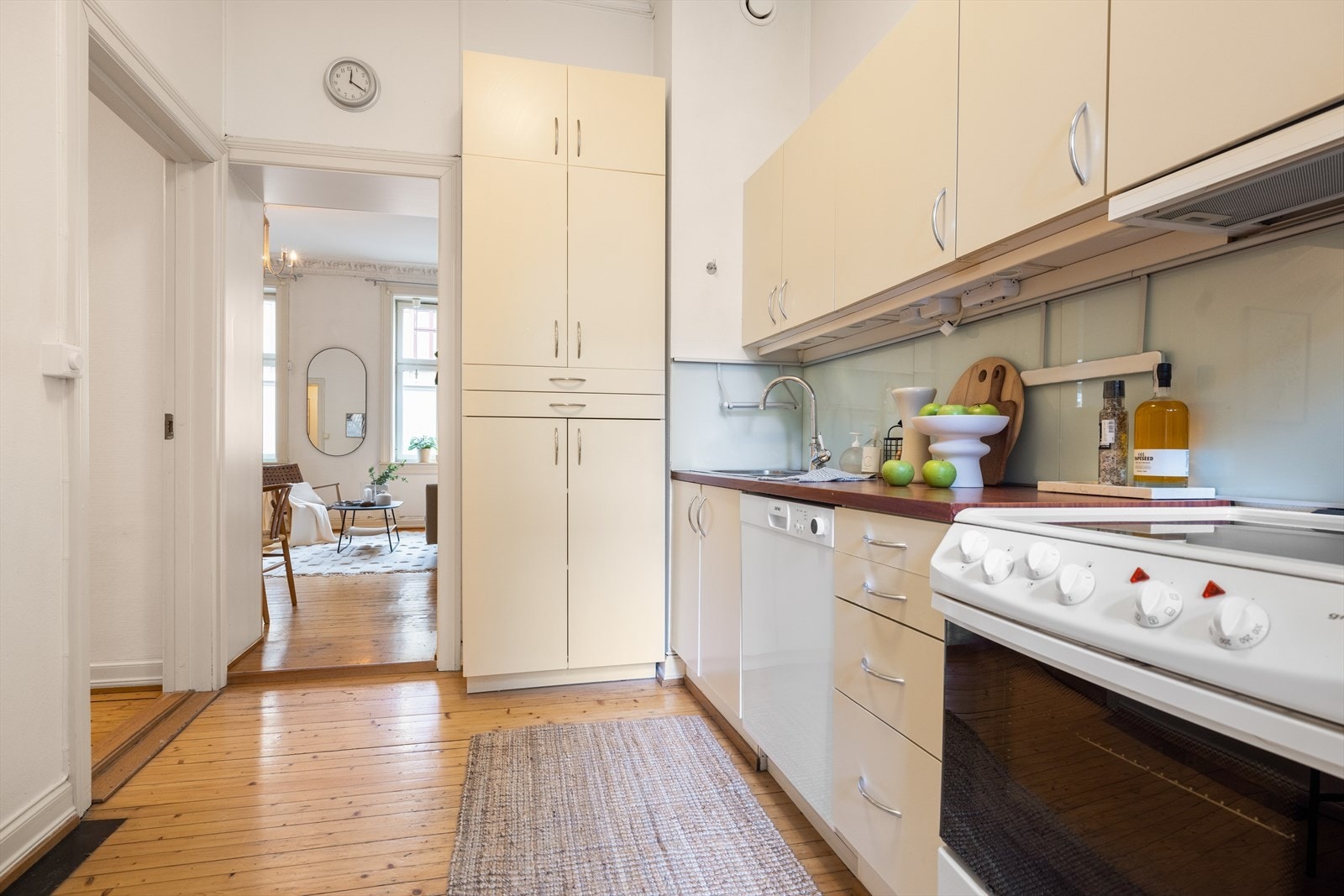 Nisje til komfyr, kjøleskap og oppvaskmaskin. Galleribilde