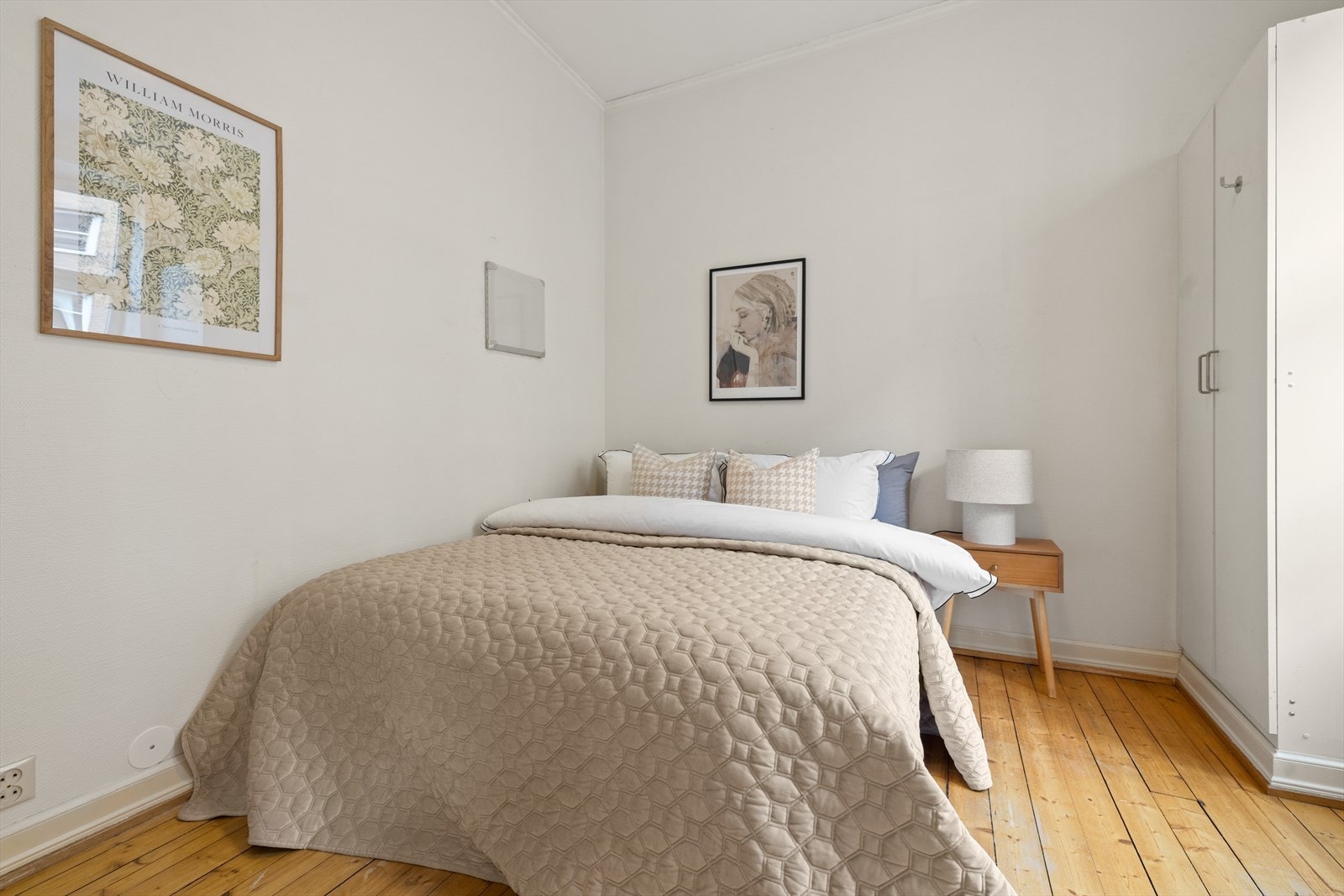 Soverommet er behagelig og luftig, og her får du fint plass til garderobeskap, dobbeltseng og nattbord. Galleribilde