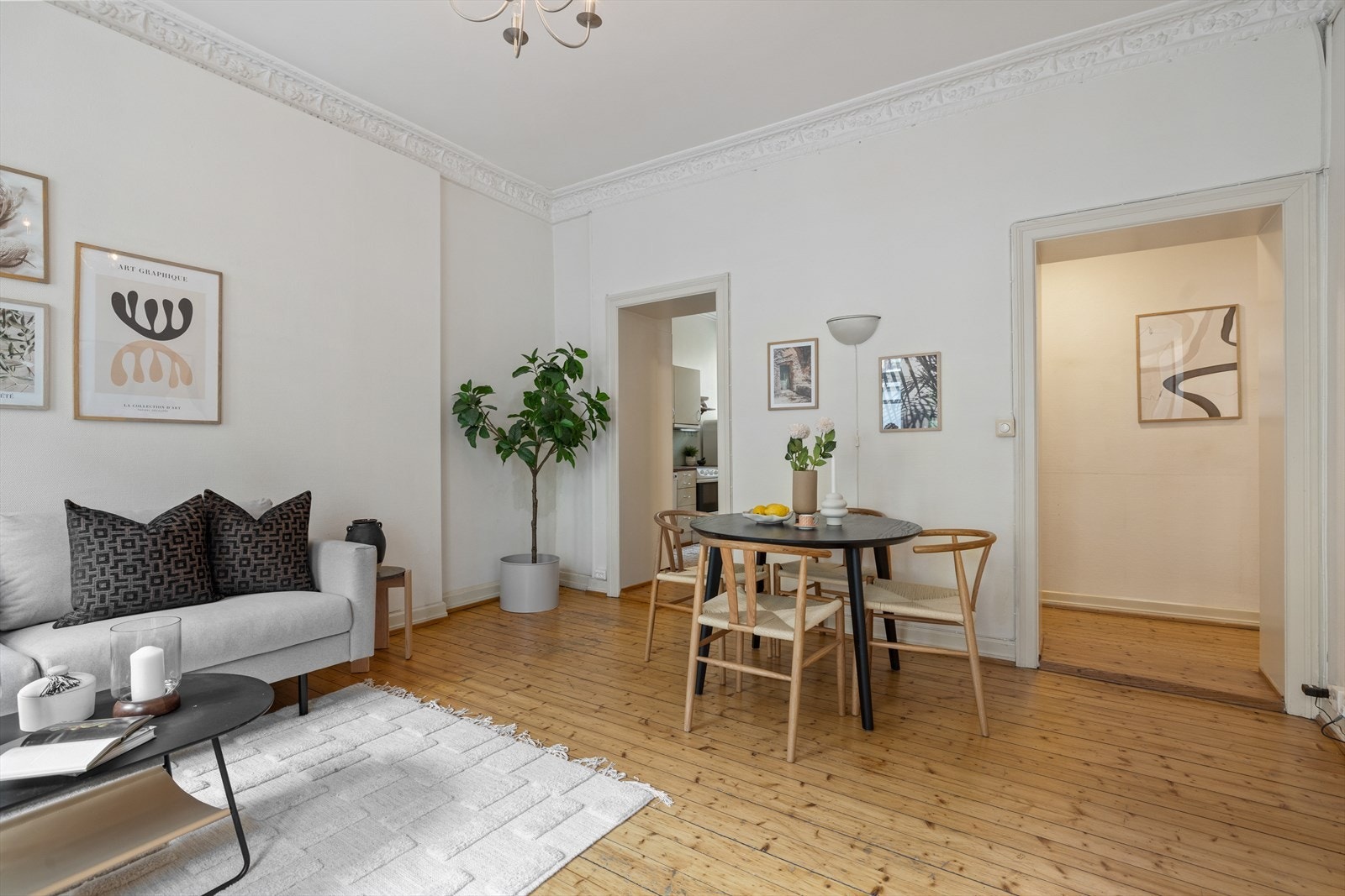 Det er pipeløp som er murt igjen, i stuen mot kjøkkenet. Mulig å åpne og sette inn peis. Galleribilde