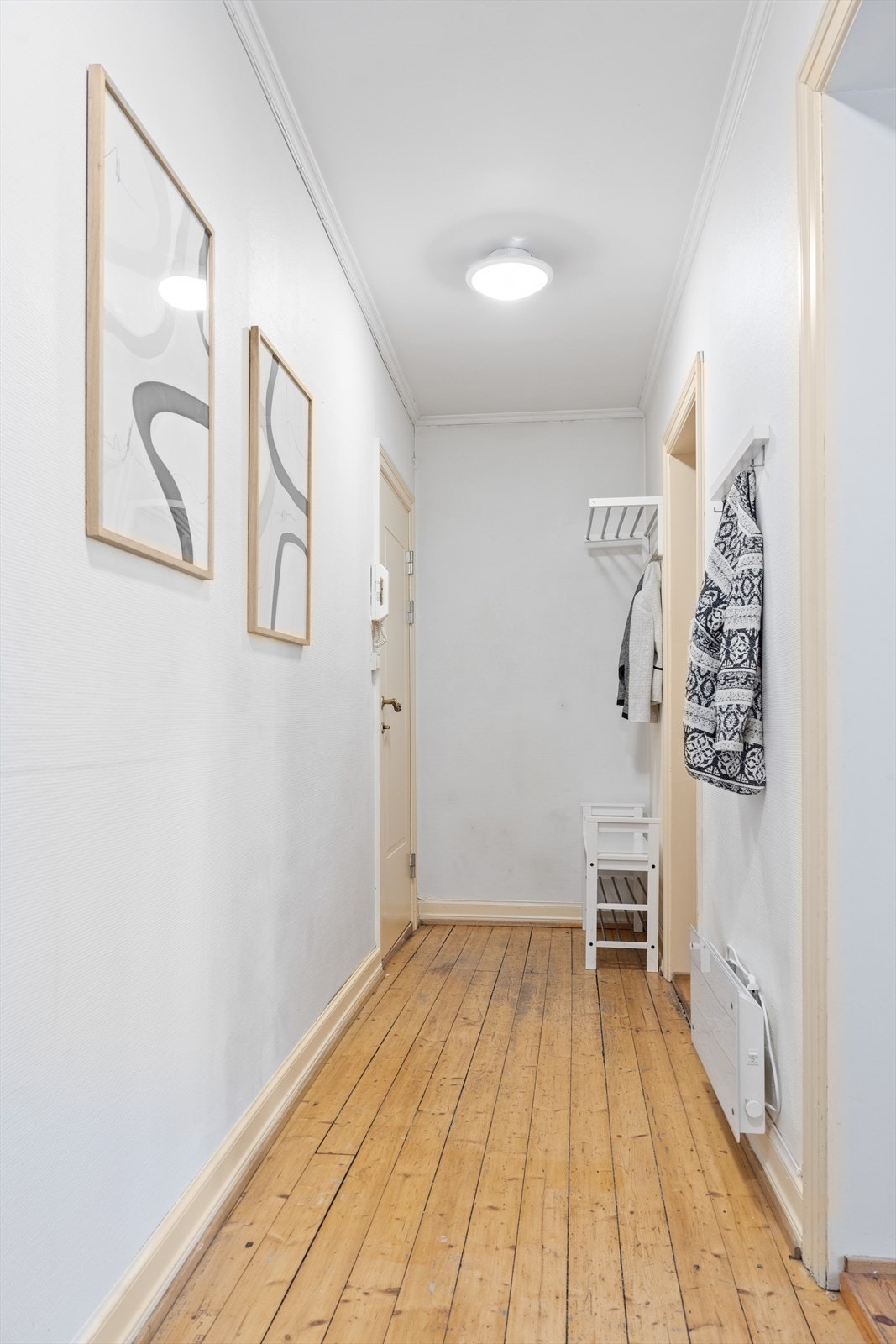 God plass til oppheng av yttertøy og oppbevaring av sko i entréen. Galleribilde