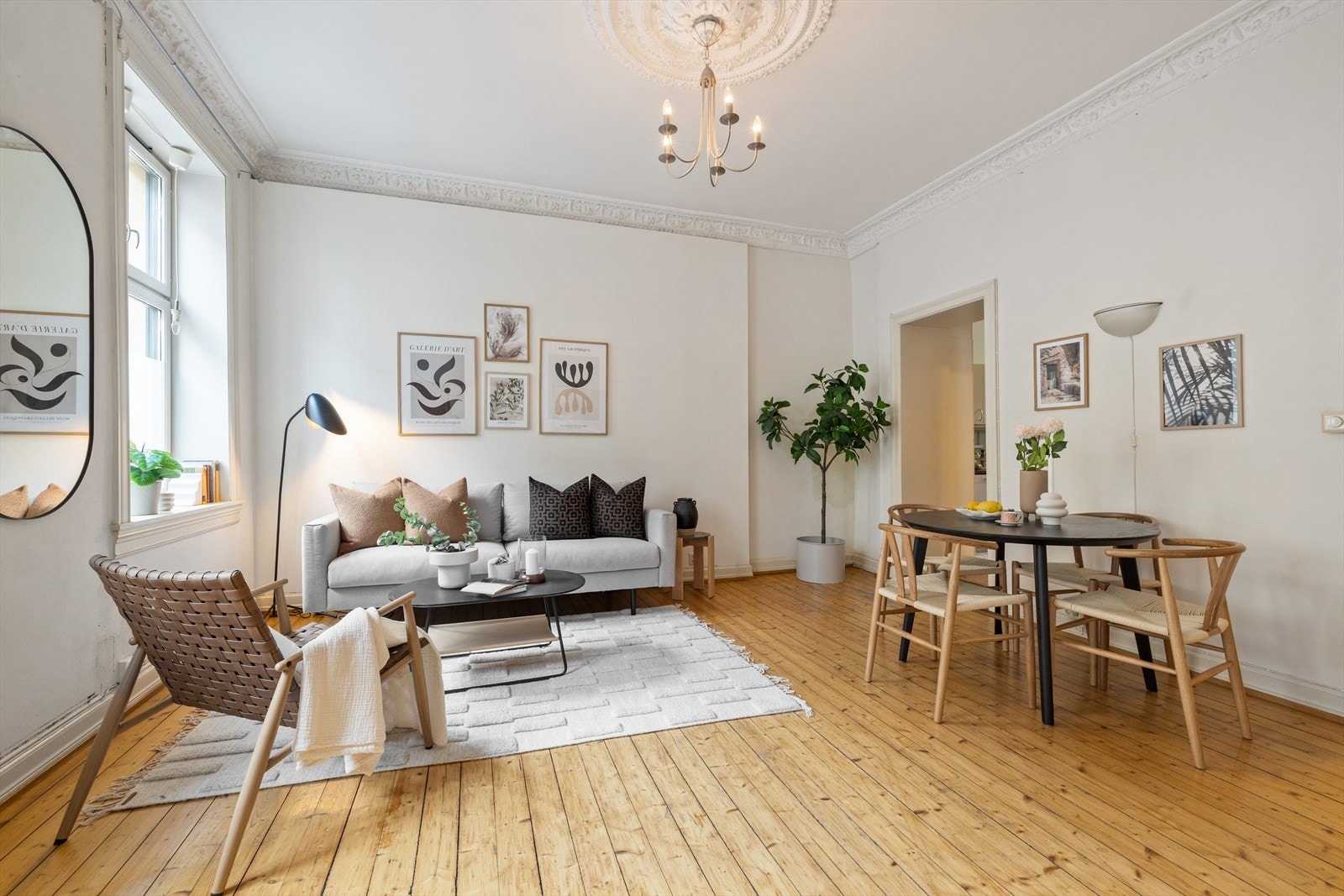 Stuen har god plass til sofagruppe og salongbord. Naturlig plass til tv og lydanlegg. Galleribilde