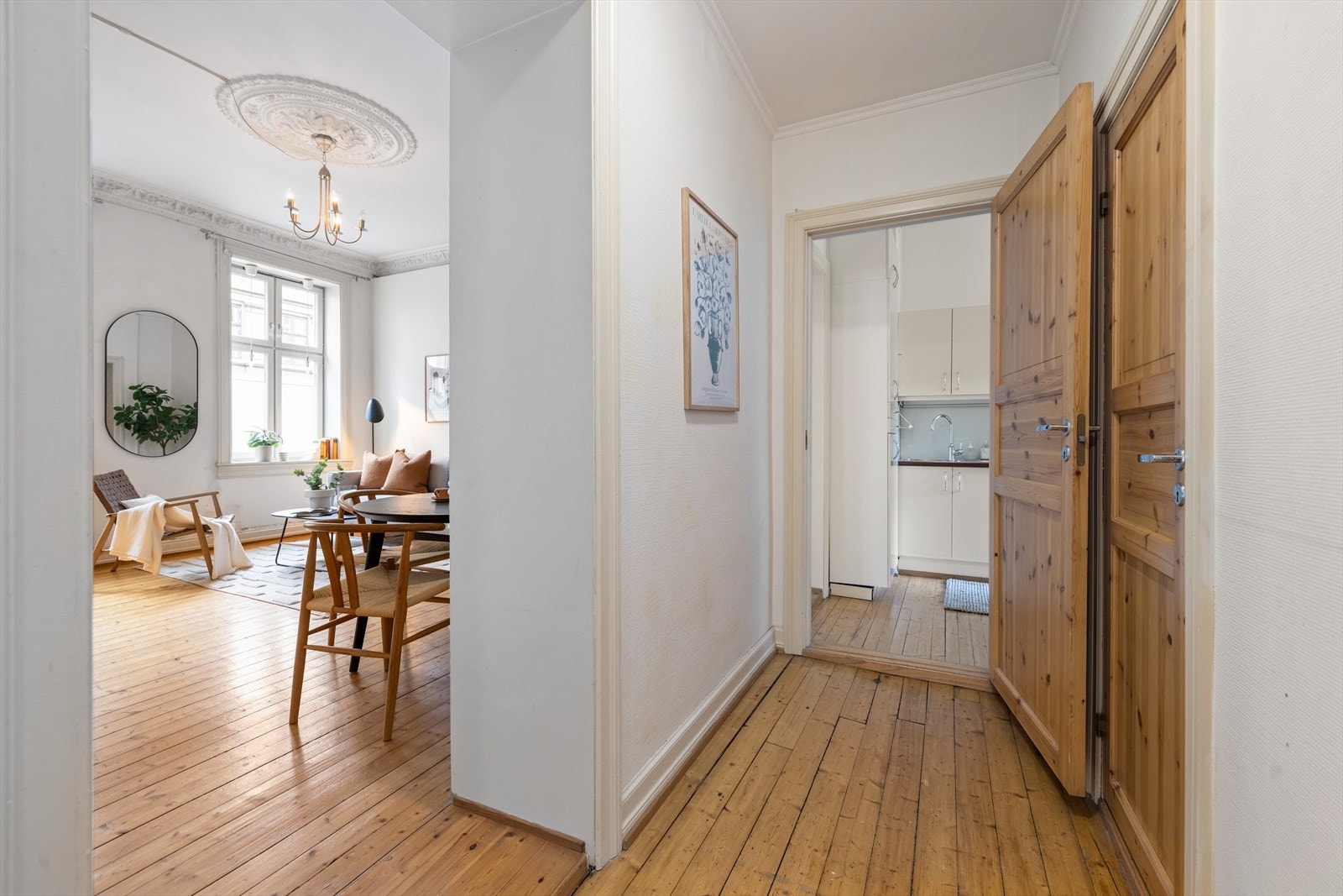 Praktisk lang entré som binder alle rommene i leiligheten. Galleribilde