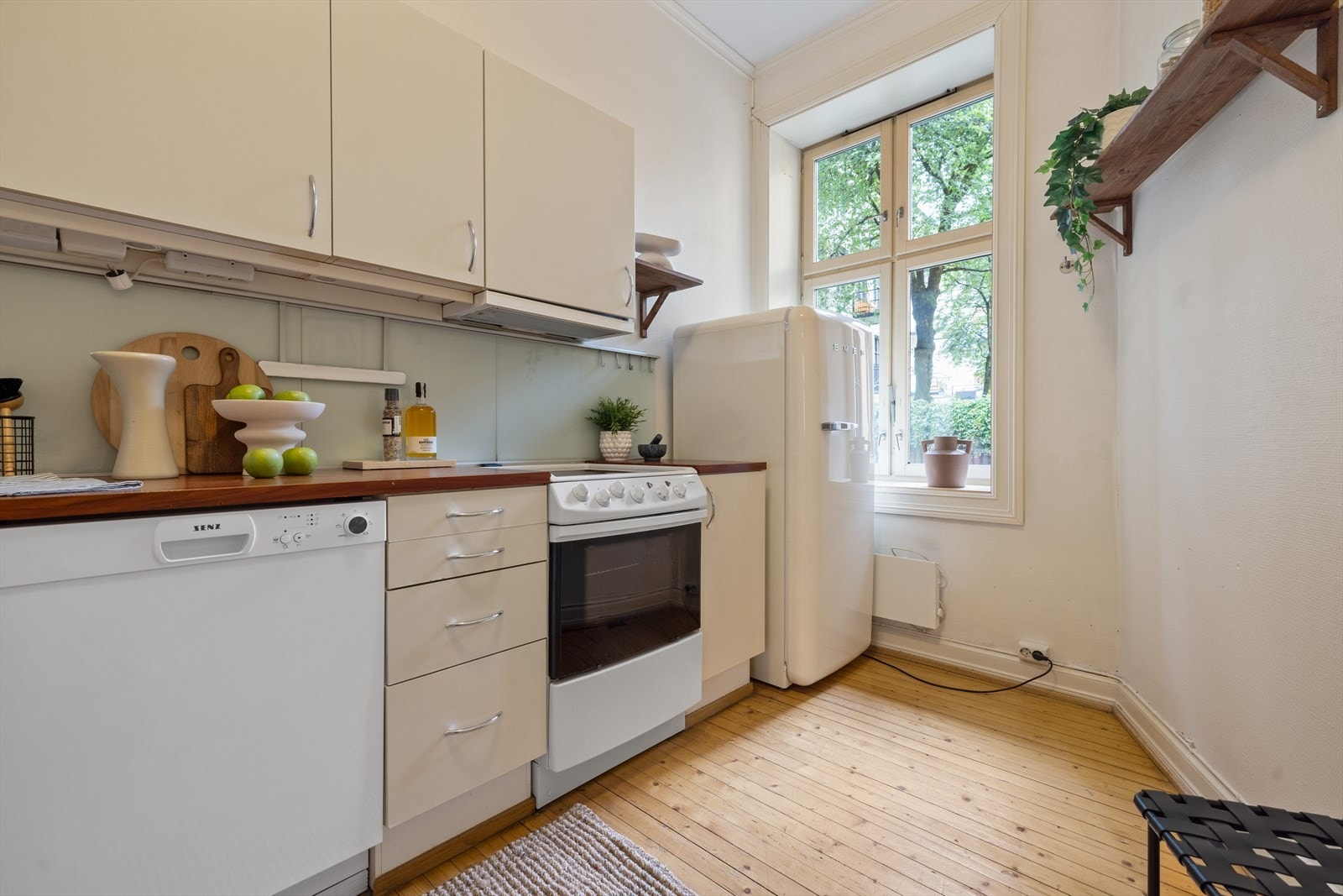 Hyggelig med vindu på kjøkkenet som vender mot bakgården Galleribilde