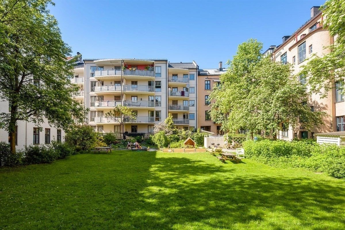 Beboerne har også tilgang til en felles bakgård med gode solforhold. Galleribilde