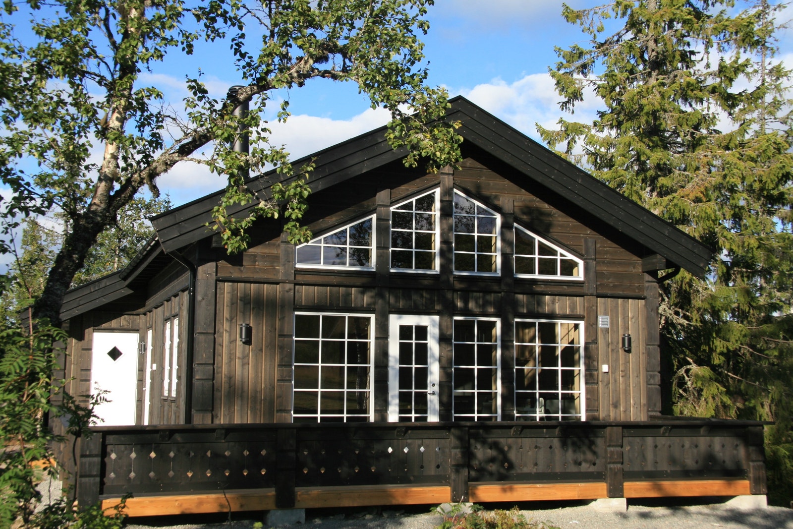 Utvendig fasade fra tilsvarende hytte.
Vi kan også levere uten sprosser og med glatte stolper. Galleribilde