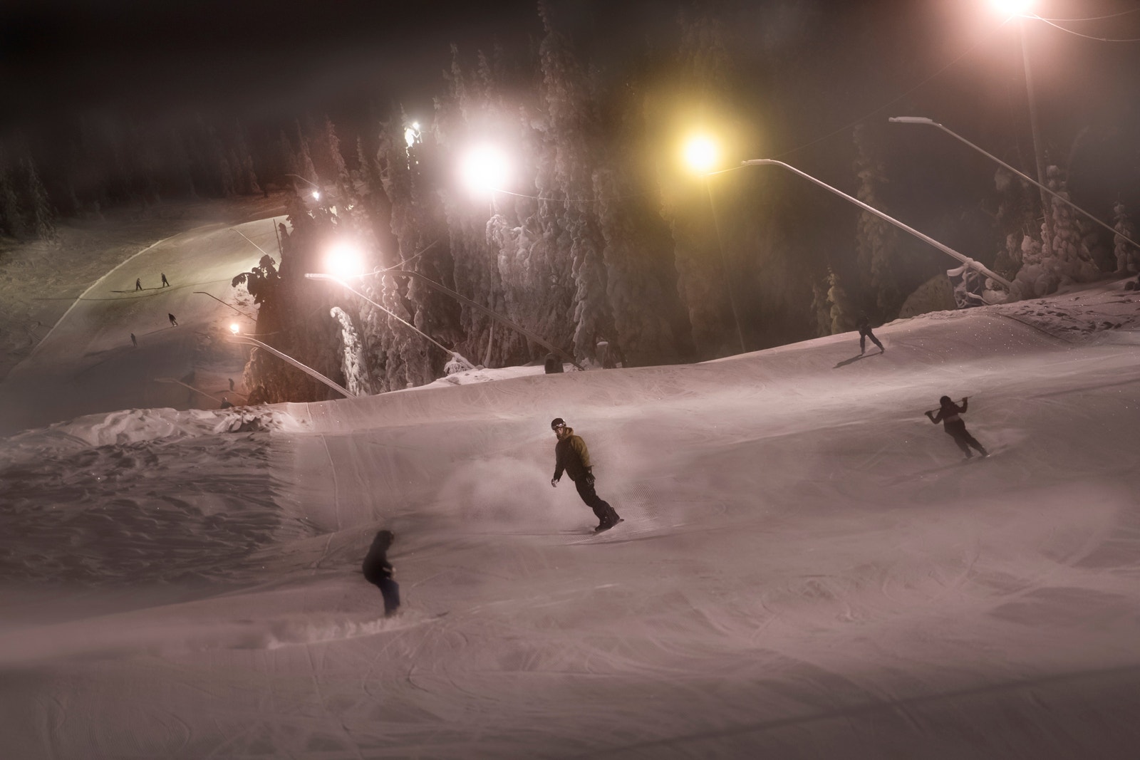 Alpinbakken har over 1.700 meter lengde og alt fra grønne til røde løyper og partier. Egen barnebakke. Galleribilde