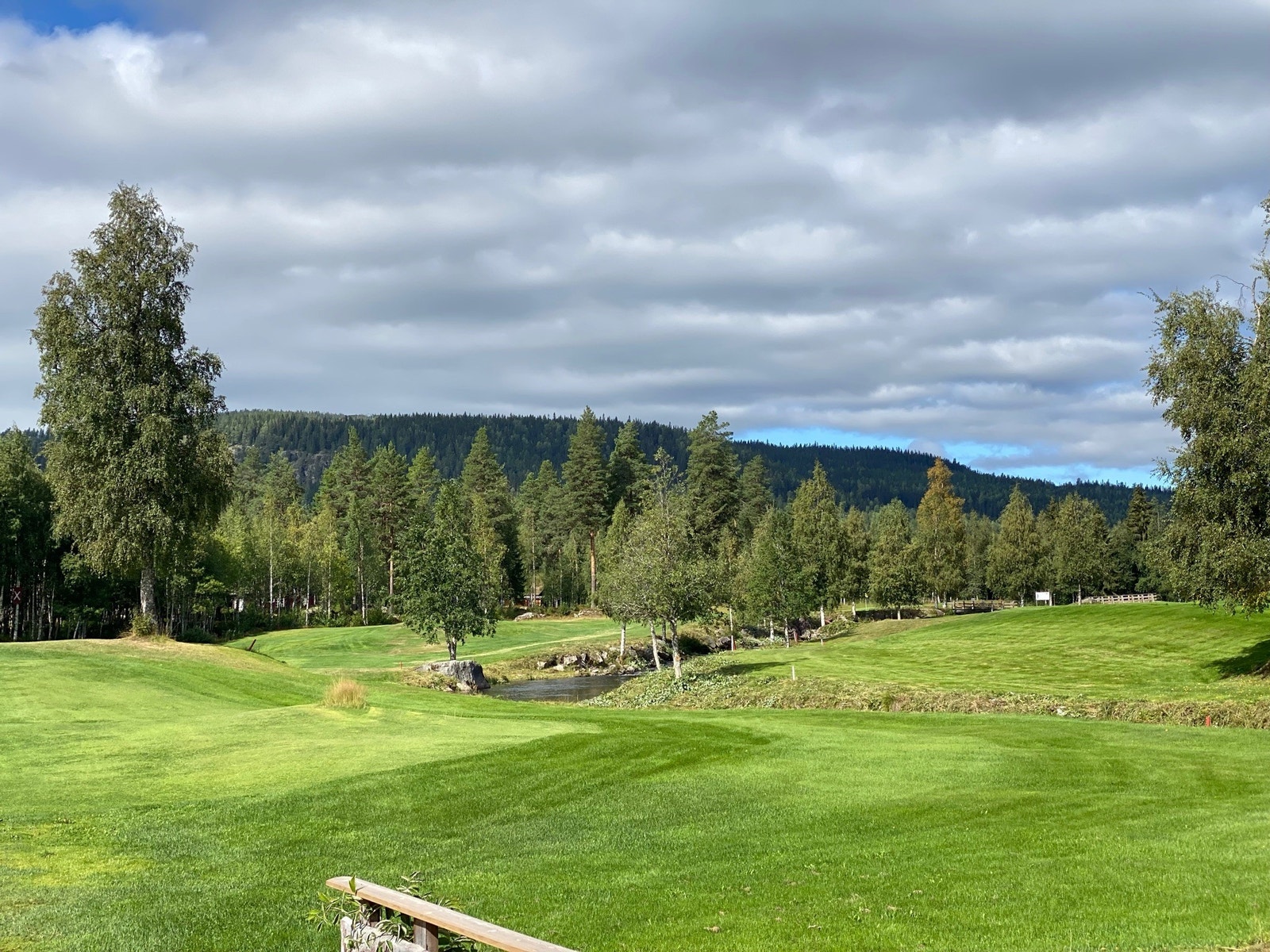 18-hull golfbane ved foten av Birkenåsen. Galleribilde