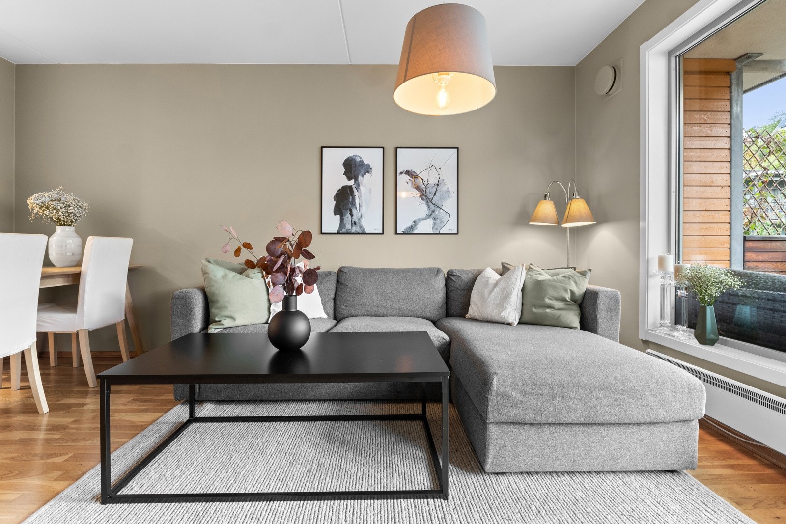 Stuen har god plass for sofa og tv Galleribilde