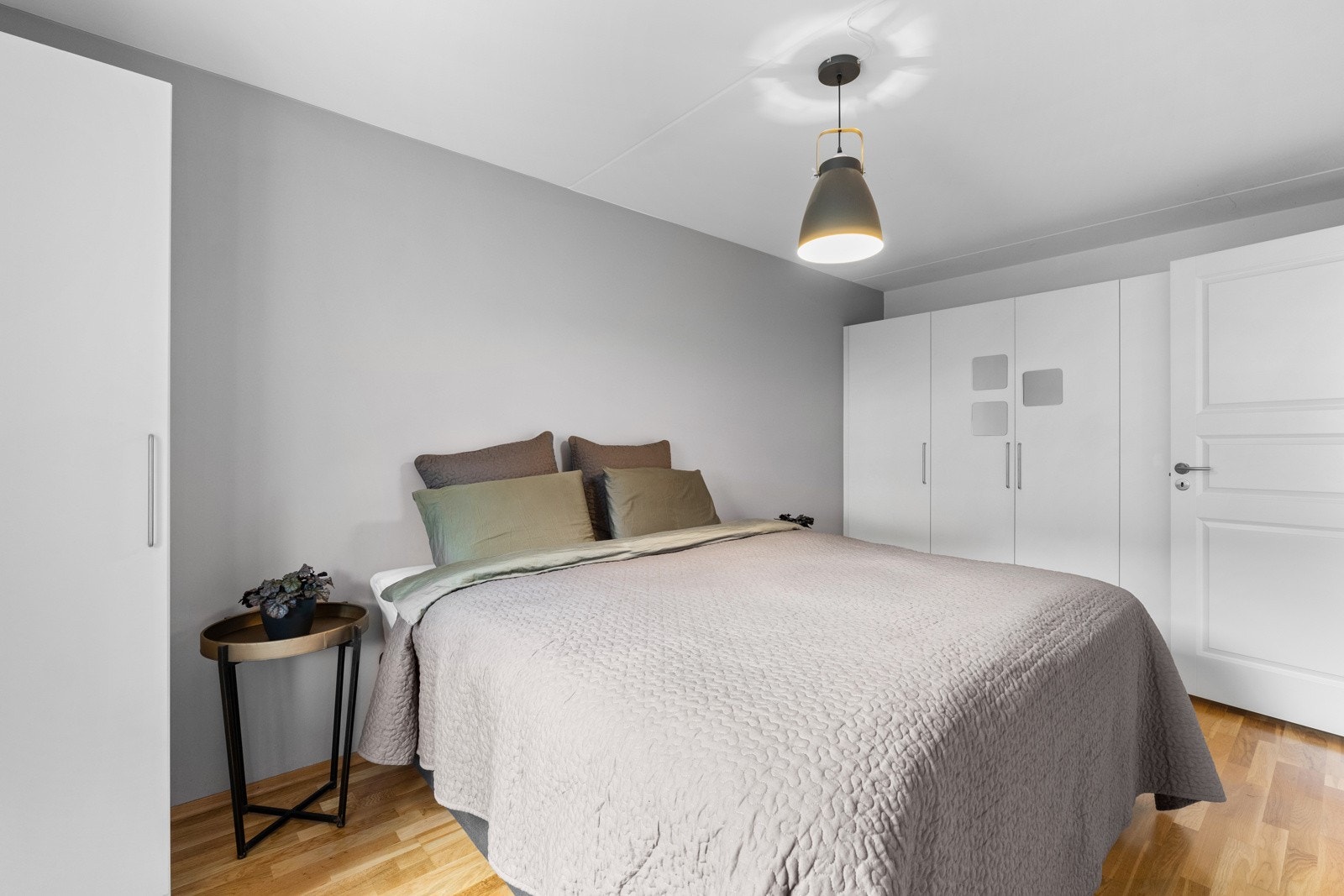 Det er godt med oppbevaringsplass i stor garderobe Galleribilde
