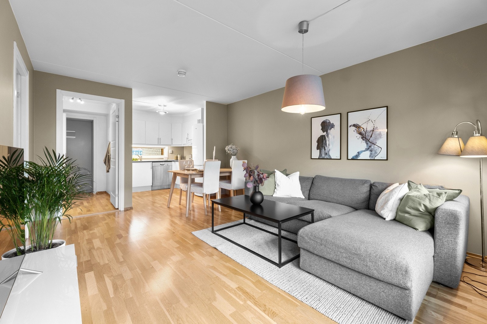 Stuen har 3-stavs eikeparkett og nymalte vegger Galleribilde
