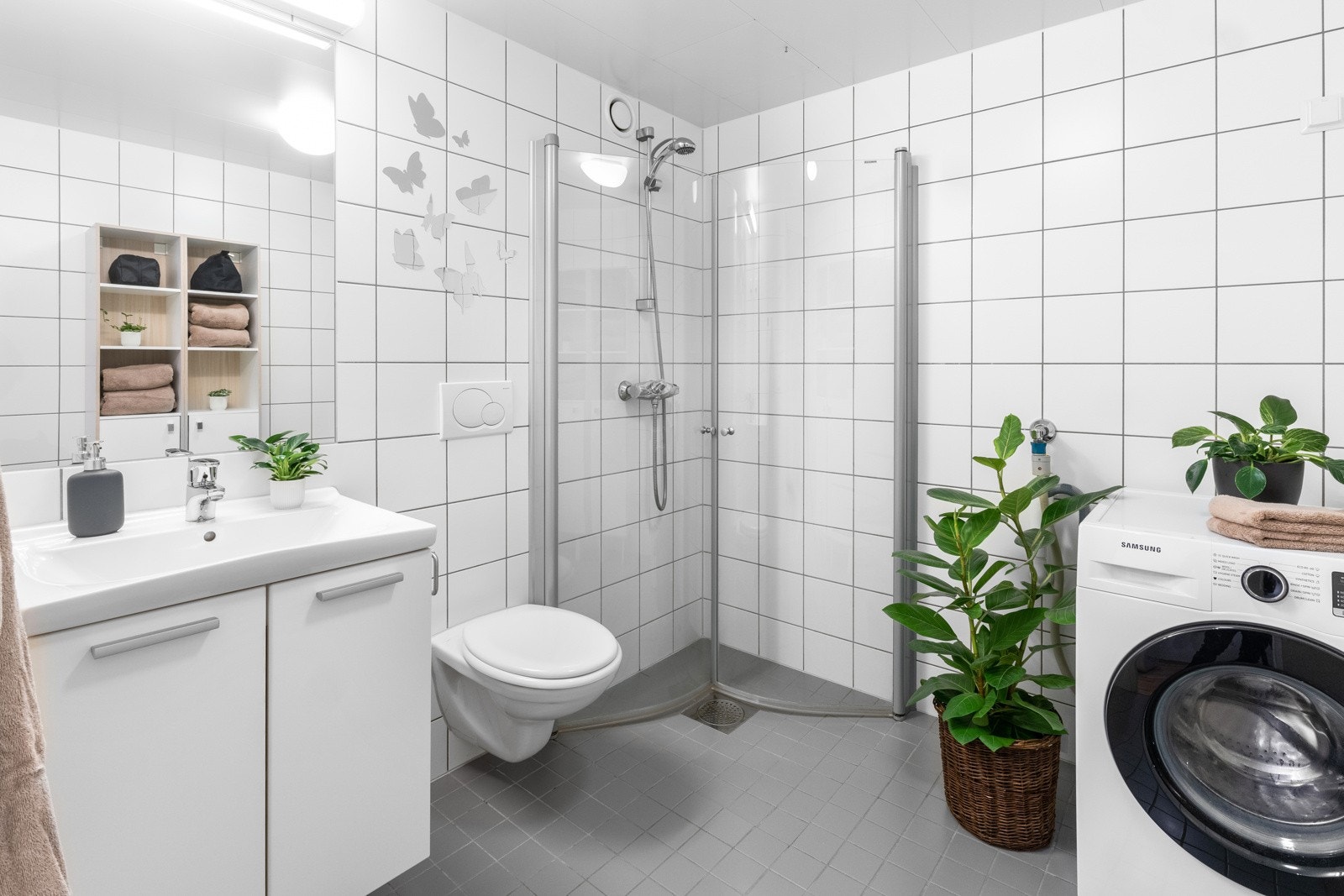 Badet er fra byggeår og har opplegg for vaskemaskin. Galleribilde