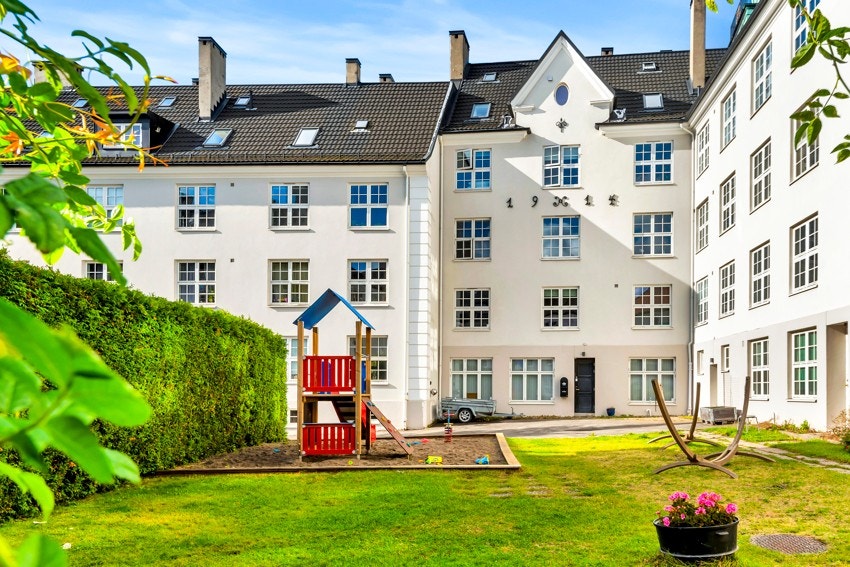 Stor, grønn og velstelt plen, med hekk og pene trær. Gode solforhold fra cirka formiddagen, helt til solen går ned. Galleribilde