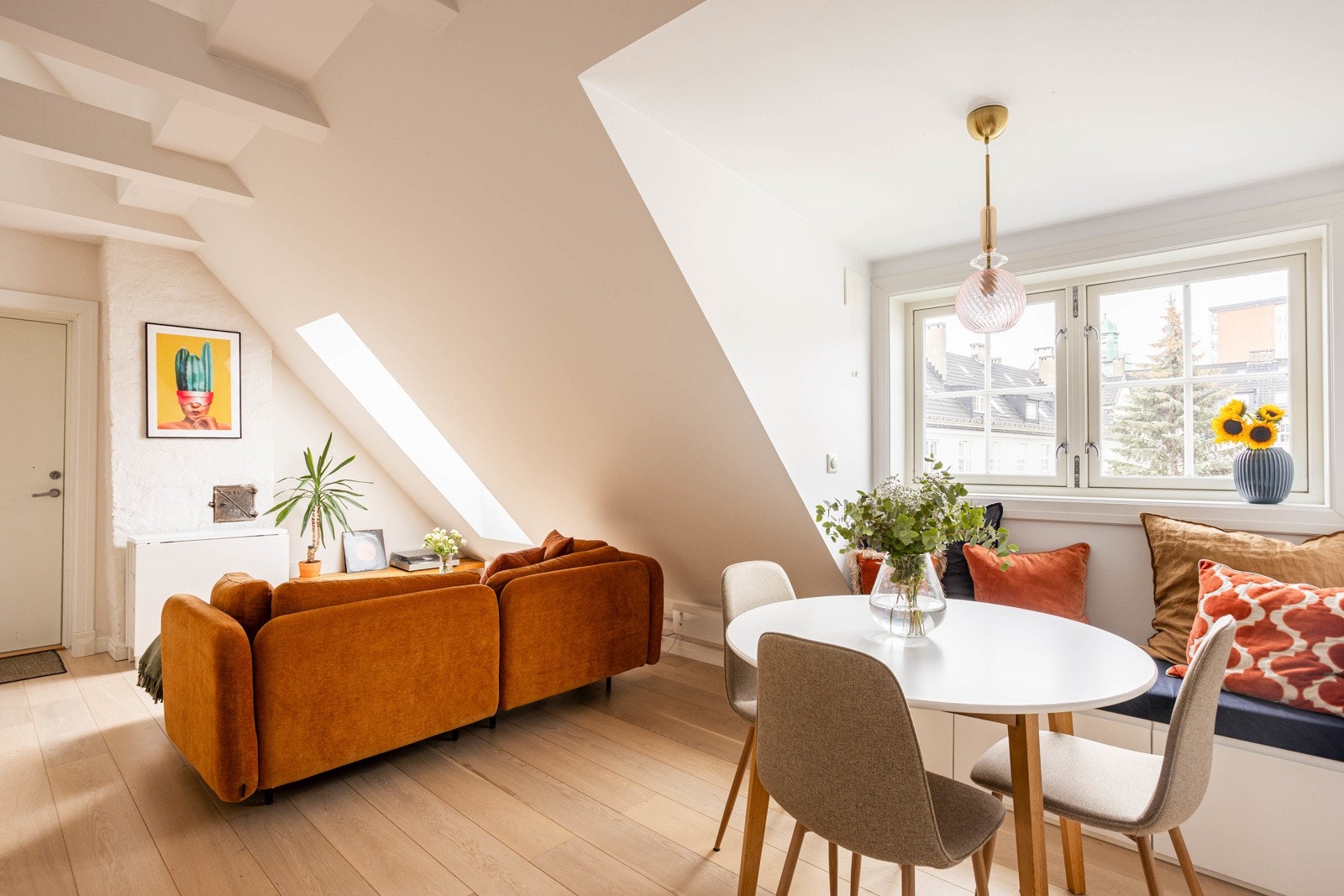 Stuen er det naturlige oppholdsrommet i leiligheten, og er et lyst, fint og luftig rom. Galleribilde