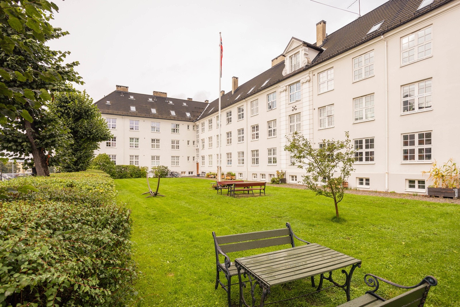 Borettslagets tomt er parkmessig opparbeidet og har et velholdt preg, med store felles grøntarealer og variert, dekorativ beplantning. Galleribilde