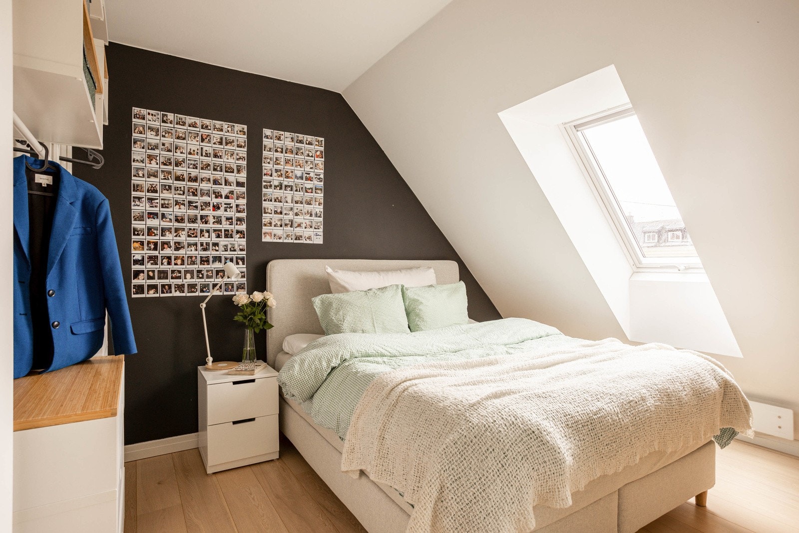 Soverommet har et stort takvindu med himmelrik utsikt og plass til dobbeltseng (blendegardiner som mørkelegger rommet på sommerhalvåret). Galleribilde