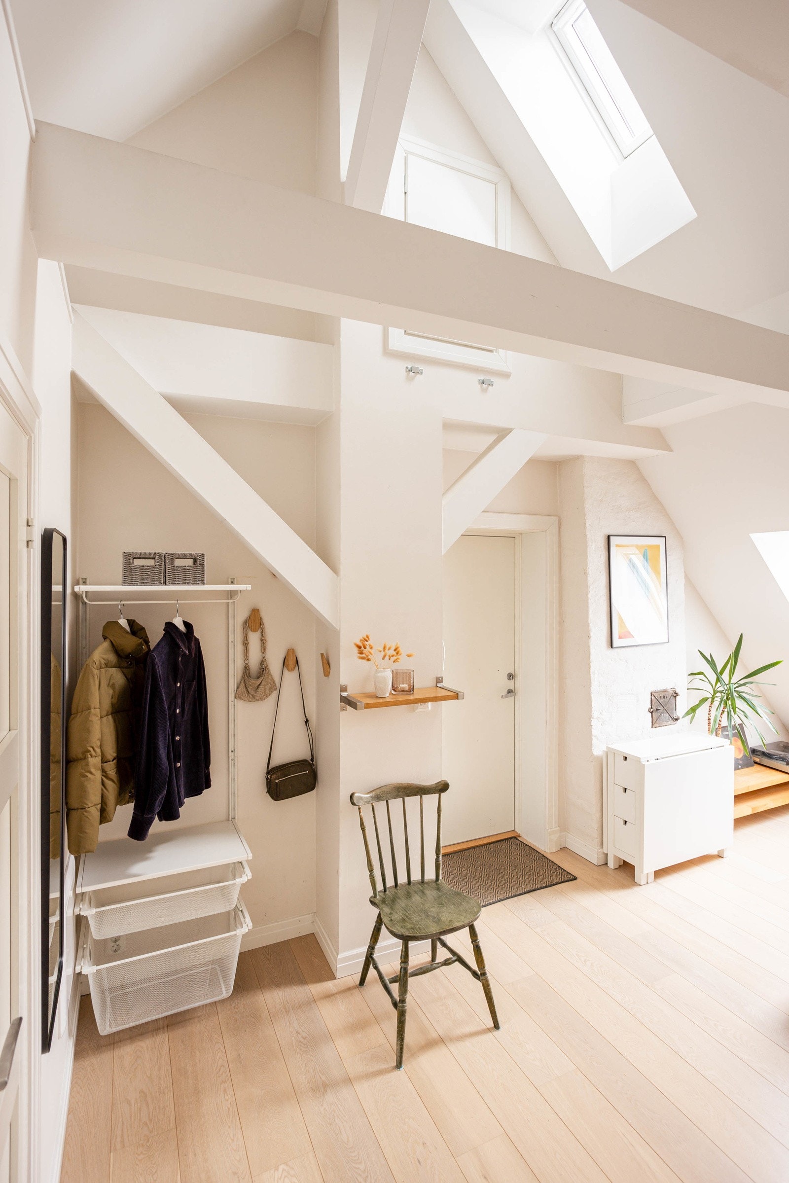 Gjennomgående god og moderne standard med enstavs parkett på gulv og lysmalte overflater. Galleribilde