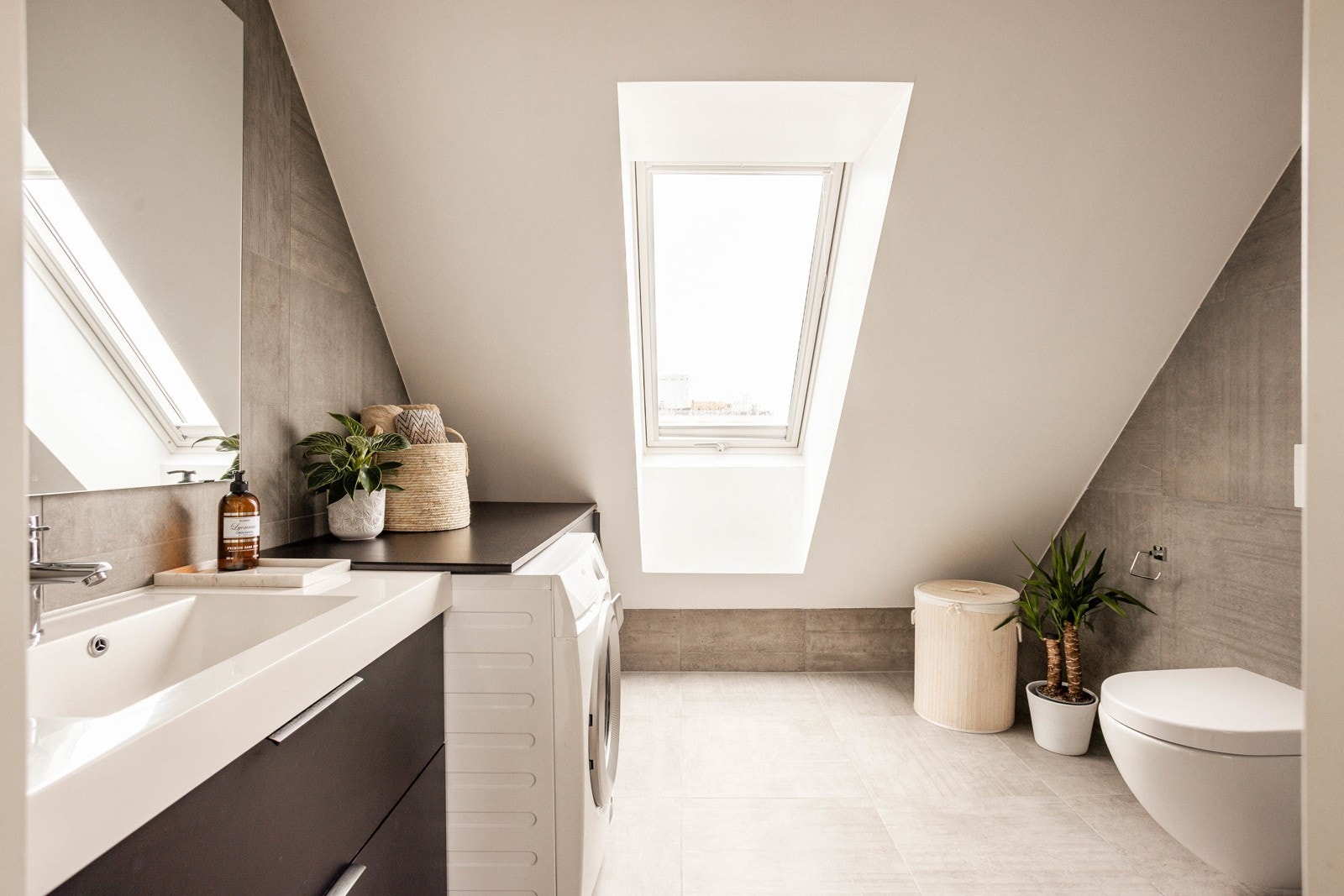 Leiligheten har et lyst og delikat baderom. Baderommet har store flotte fliser på gulv og vegger, deilig gulvvarme, downlights i himlingen og mekanisk avtrekk som er bryterstyrt. Galleribilde