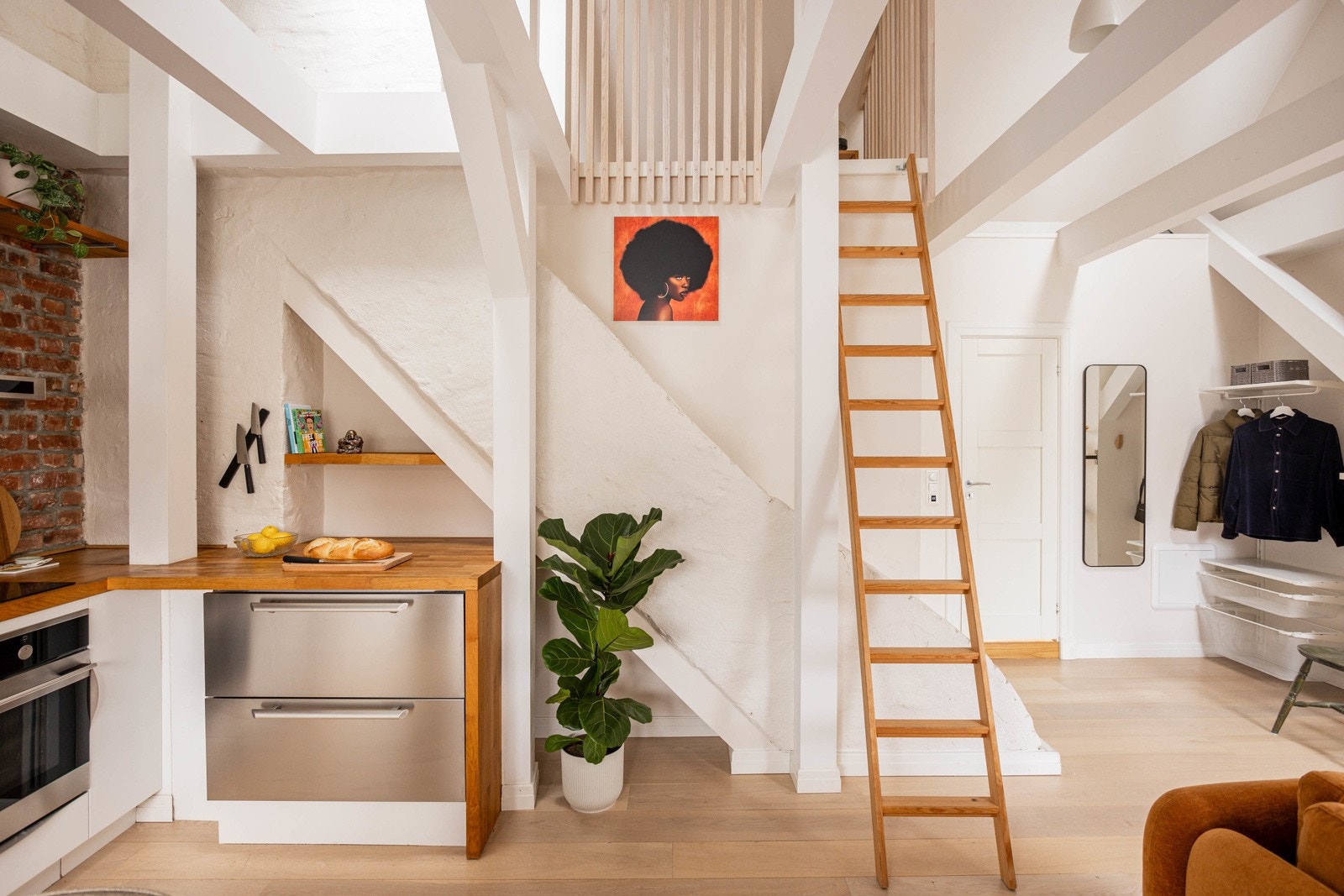 Den ekstraordinære takhøyden er godt utnyttet med en hems som har adkomst fra stige i stuen. Galleribilde