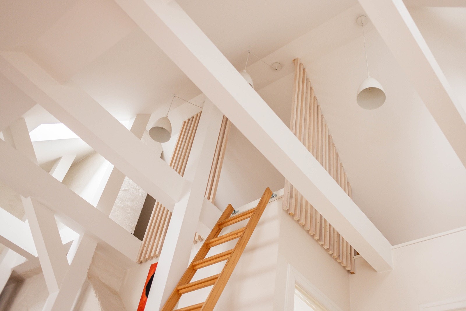 Det er flotte originale takbjelker som hører med i en loftsleilighet som denne. Galleribilde