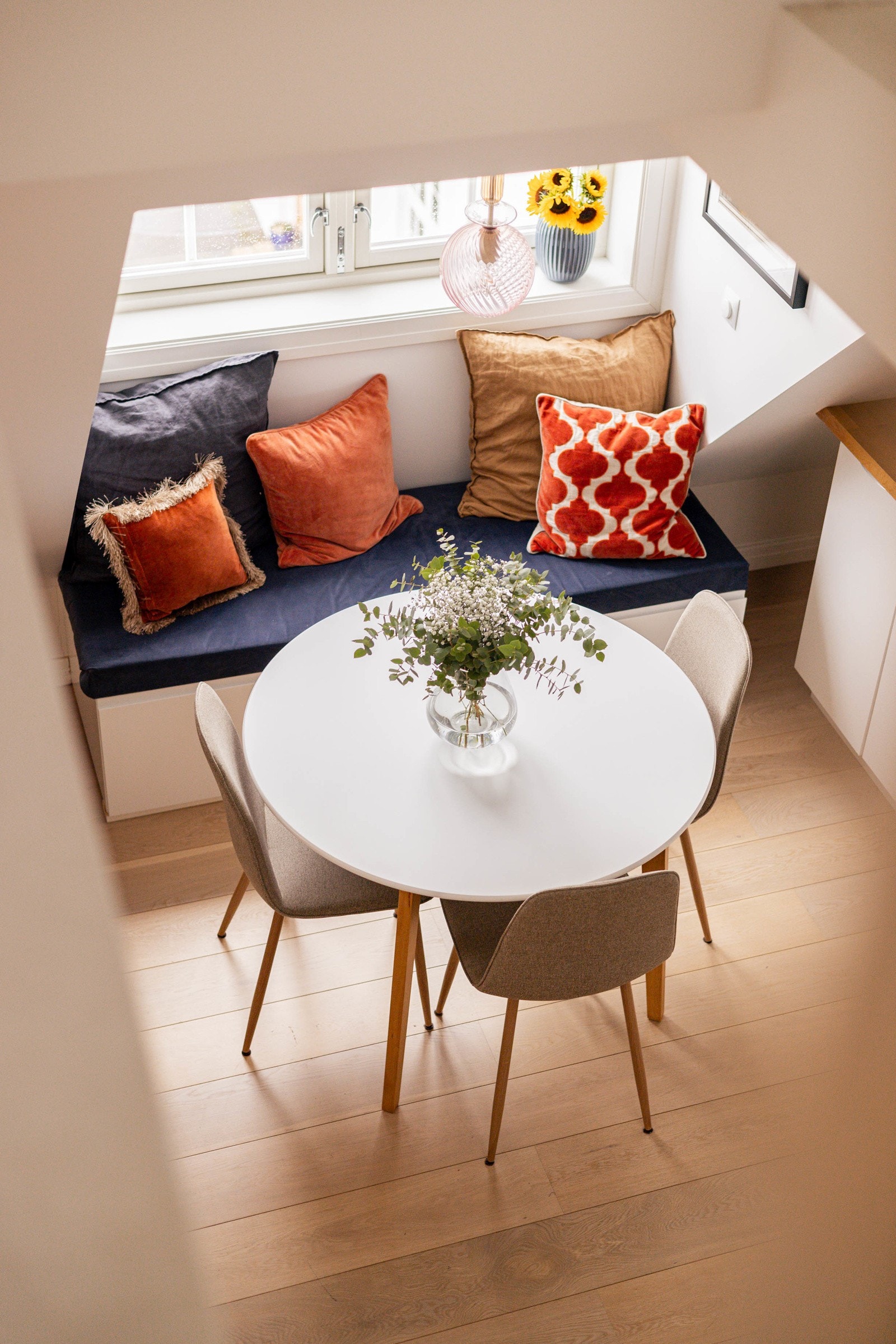Stuen har et gjennomgående lysinnslipp fra hemsen og et stort takvindu i tillegg til takoppløft ved kjøkkenet. Galleribilde
