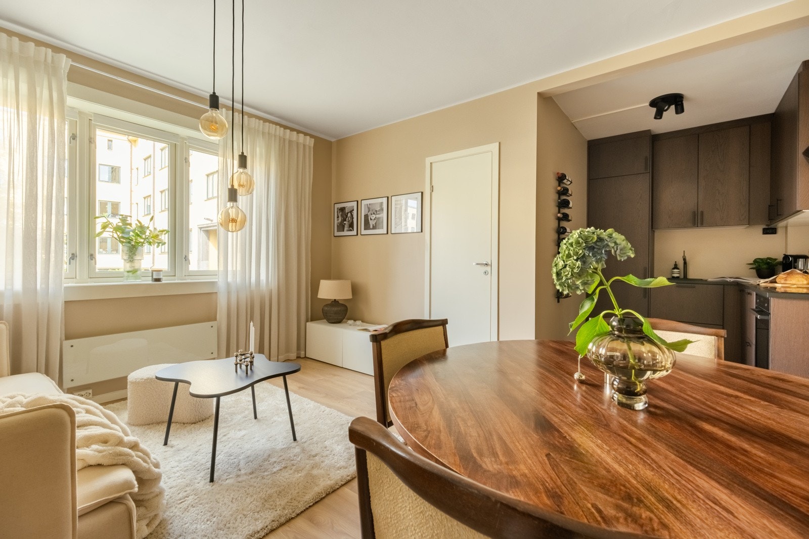 Rommet er luftig og vindusflatene slipper inn rikelig med dagslys og byr på et fredlig utsyn mot bakgård. Galleribilde