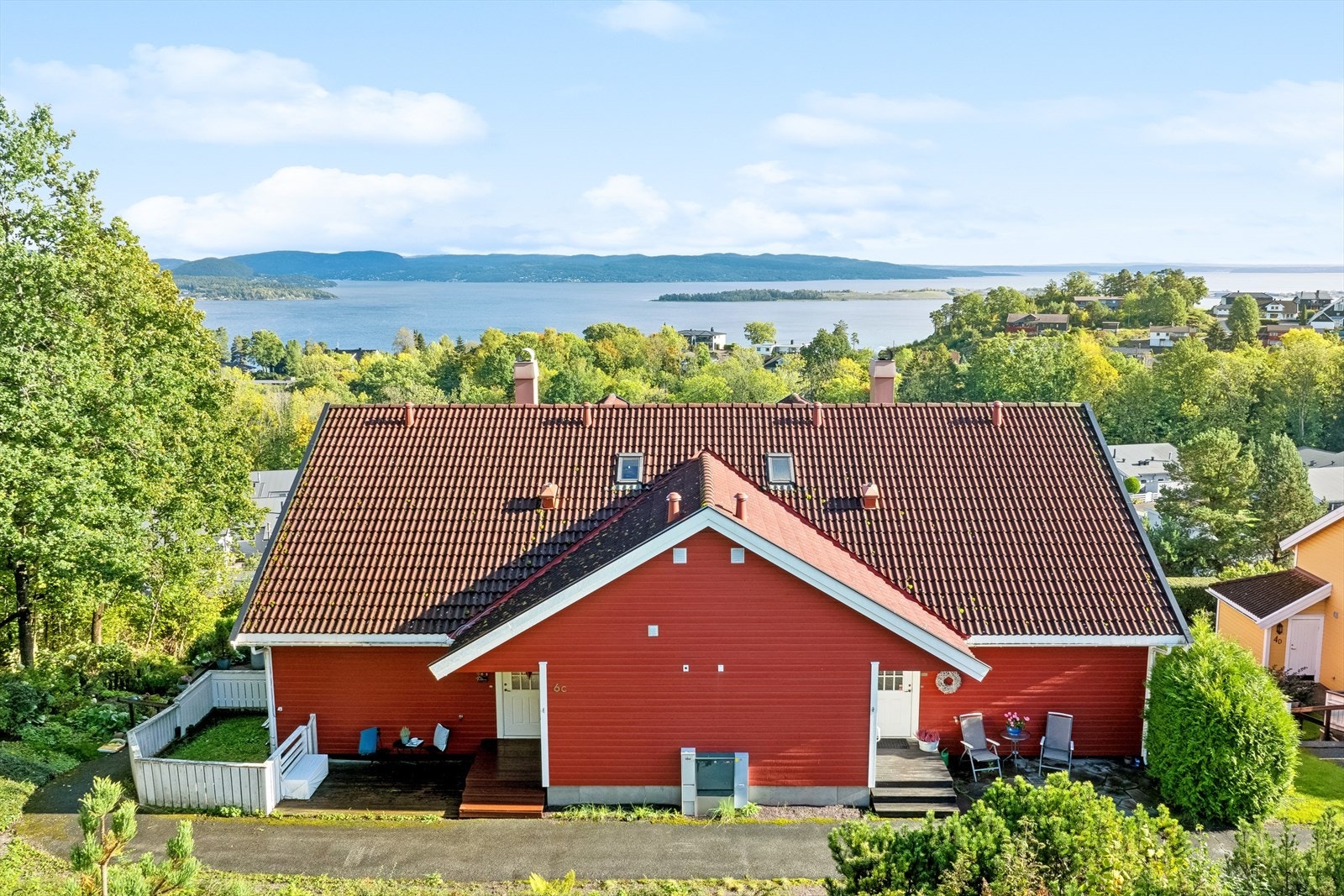Denne attraktive selveierleiligheten er perfekt plassert med nydelig utsikt mot Oslofjorden, midt i hjertet av Ekeberg. Galleribilde