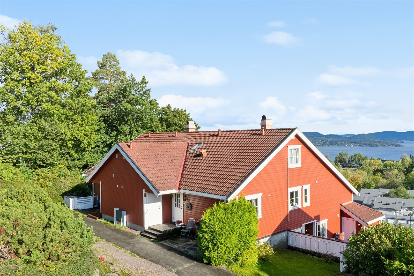 Ettertraktet beliggenhet med kort vei til barnehage, skole, turområder, samt fritidstilbud som fotballbane, idrettshall og skiløyper! Galleribilde