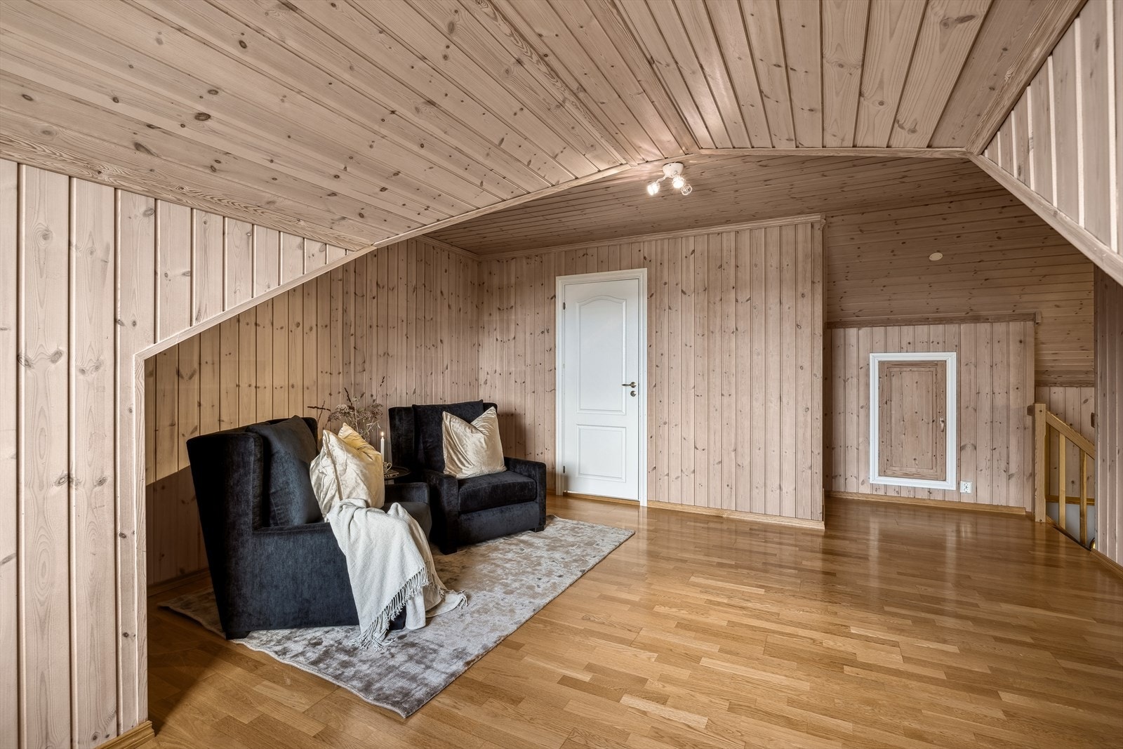 Det er videre plass til en hyggelig sofagruppe og ønsket medie-/oppbevaringsmøblement. Galleribilde