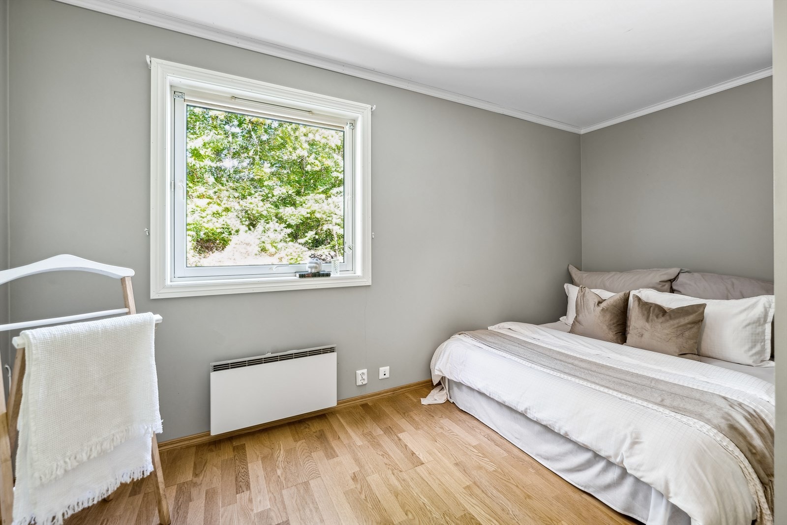 Hovedsoverommet er av god størrelse med plass til en dobbeltseng og annet ønskelig møblement. Galleribilde