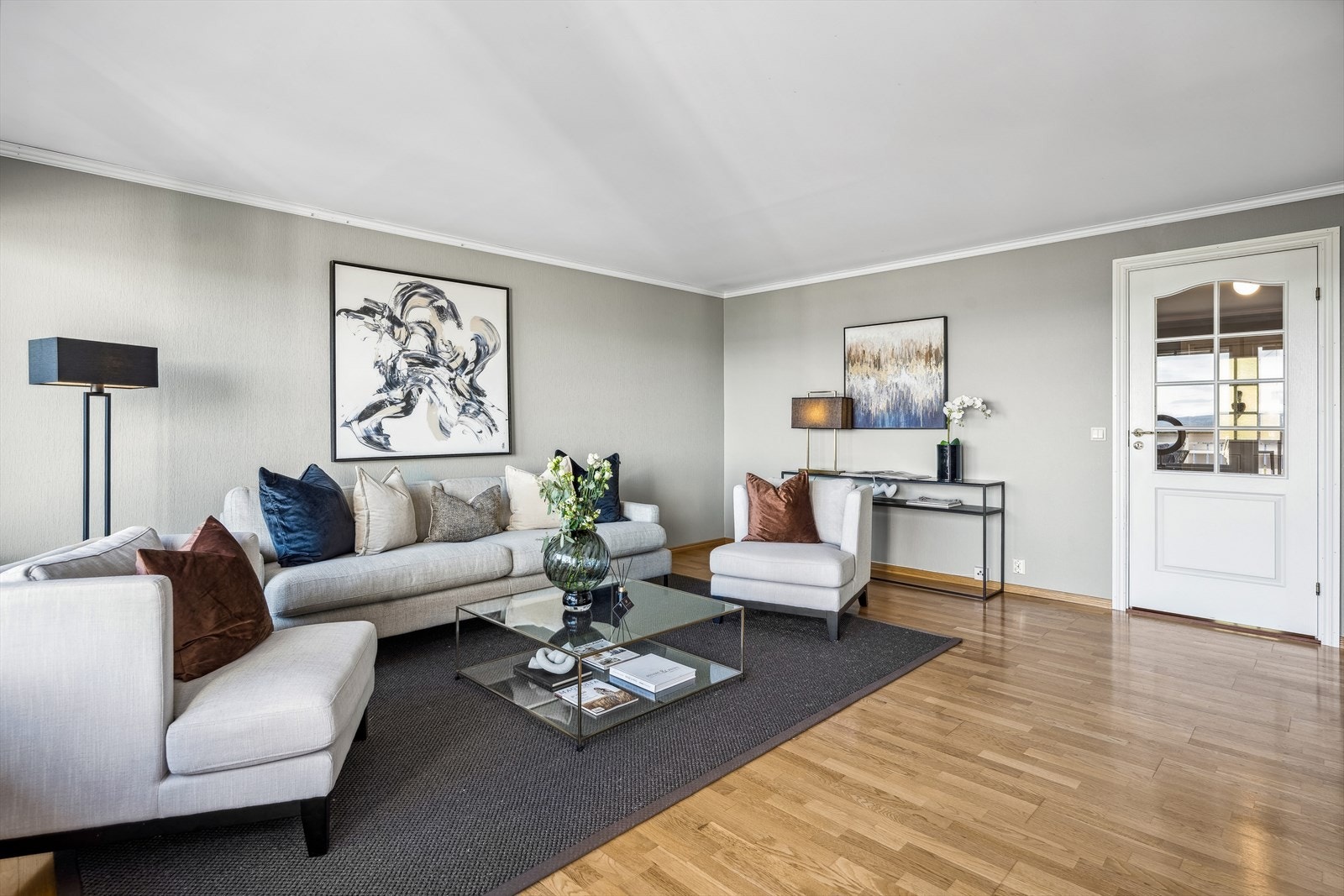 Stuen har god plass til en hyggelig sofagruppe og ønsket medie-/oppbevaringsmøblement. Galleribilde