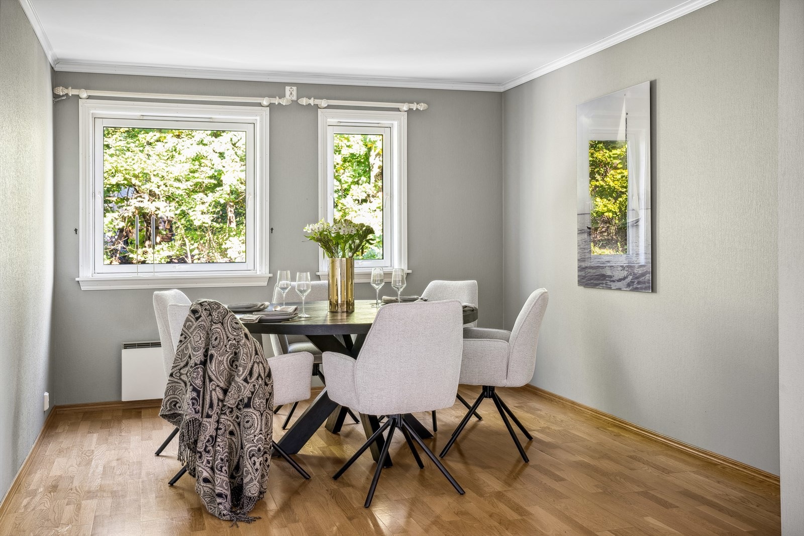 Det er god plass til et stort spisebord hvor en bedre middag kan nytes sammen med det inviterte selskapet. Galleribilde