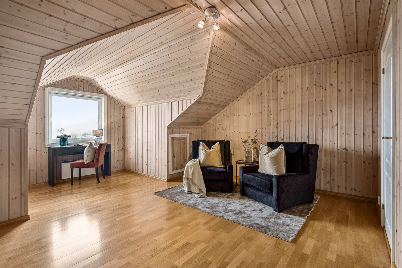 Boligen har i tillegg en praktisk loftstue. Galleribilde